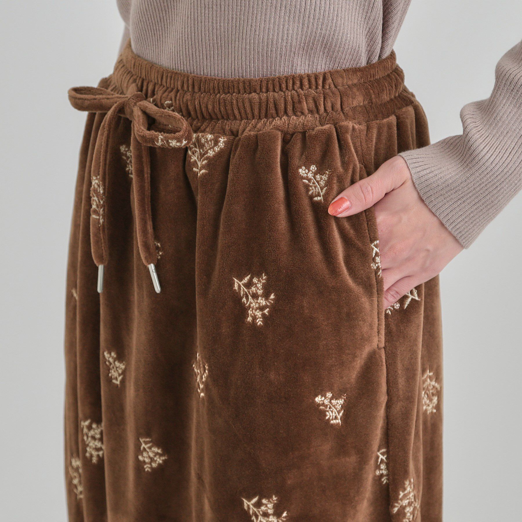 SHOO･LA･RUE「大人な小花柄が魅力の 刺繍ベロア調ナロースカート」|スカート|