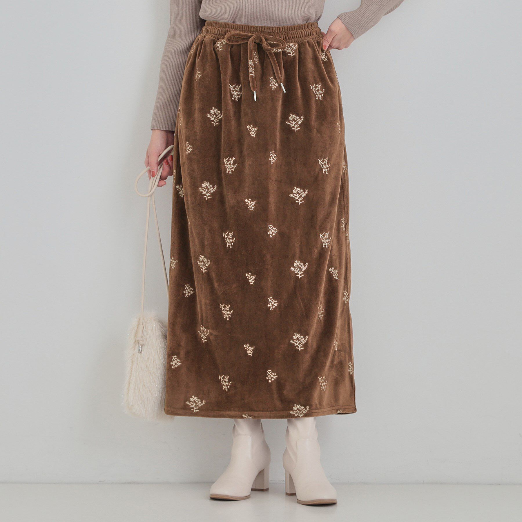 SHOO･LA･RUE「大人な小花柄が魅力の 刺繍ベロア調ナロースカート」|スカート|ブラウン(044)