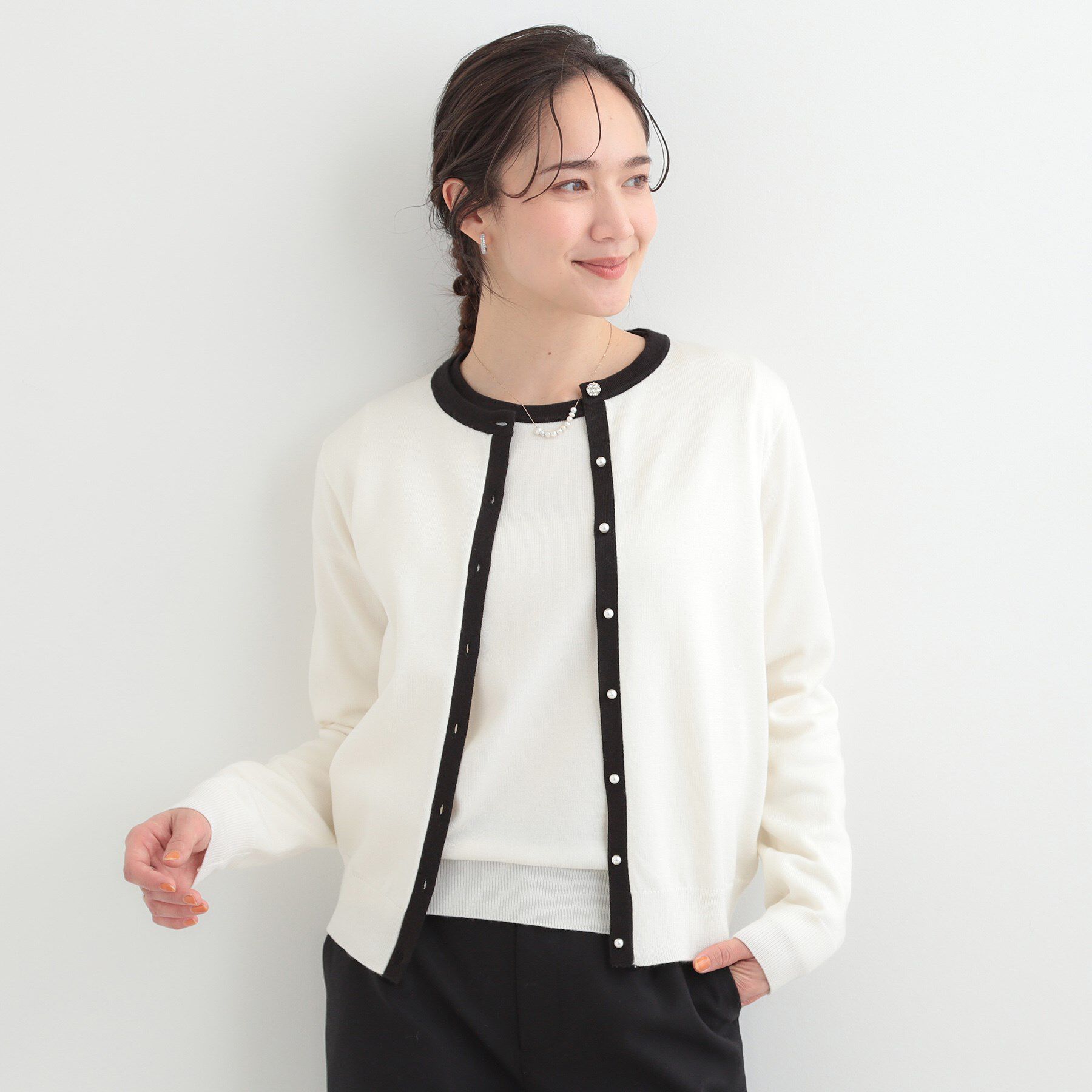 SHOO･LA･RUE「【洗濯機可/アンサンブル可】パール&times;ビジューがきらめく 上品クルーネックカーディガン」|カーディガン|