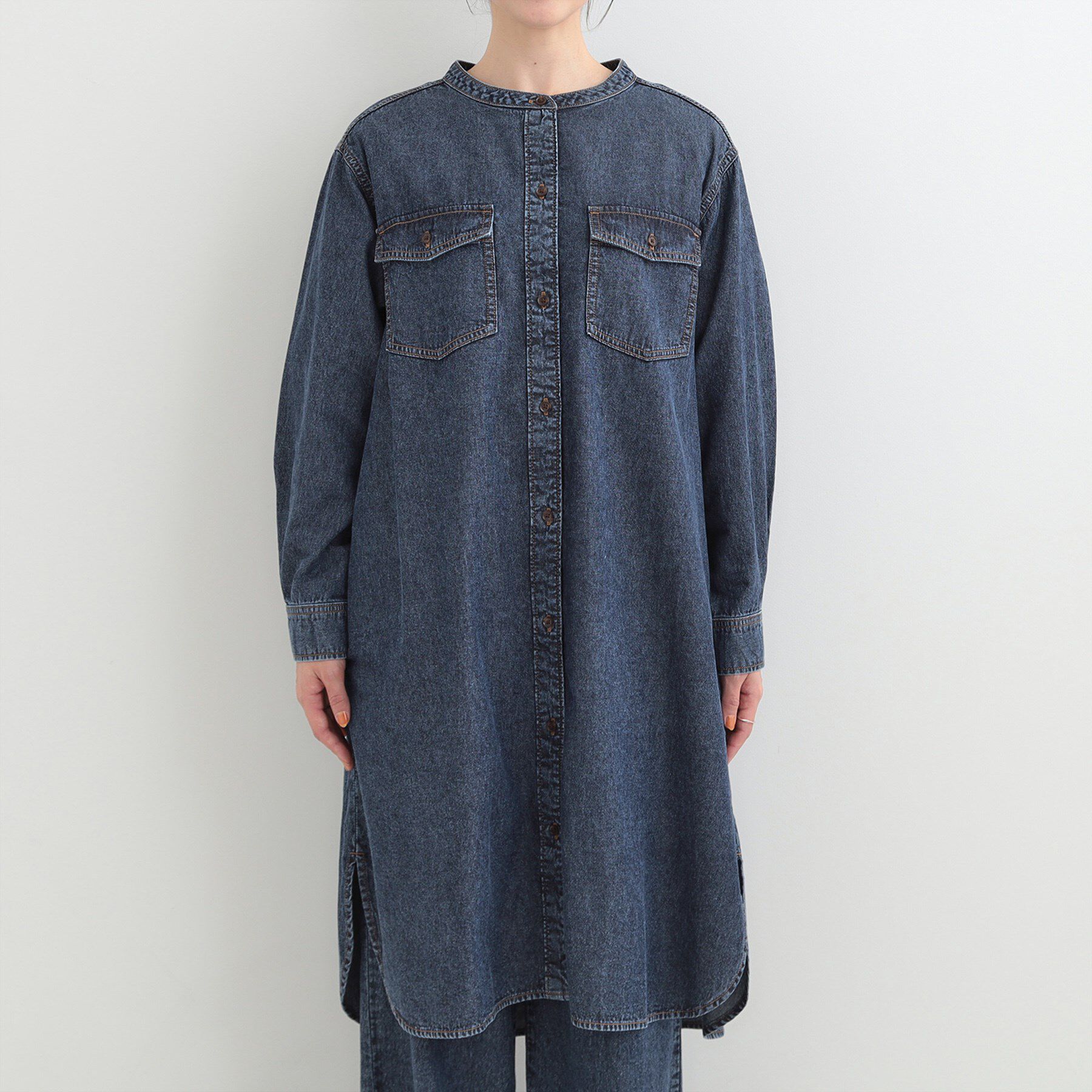 SHOO･LA･RUE「【ライトオンスデニム/S-LL】体型カバーにも 首元すっきり ロングデニムシャツワンピース」|ワンピース|