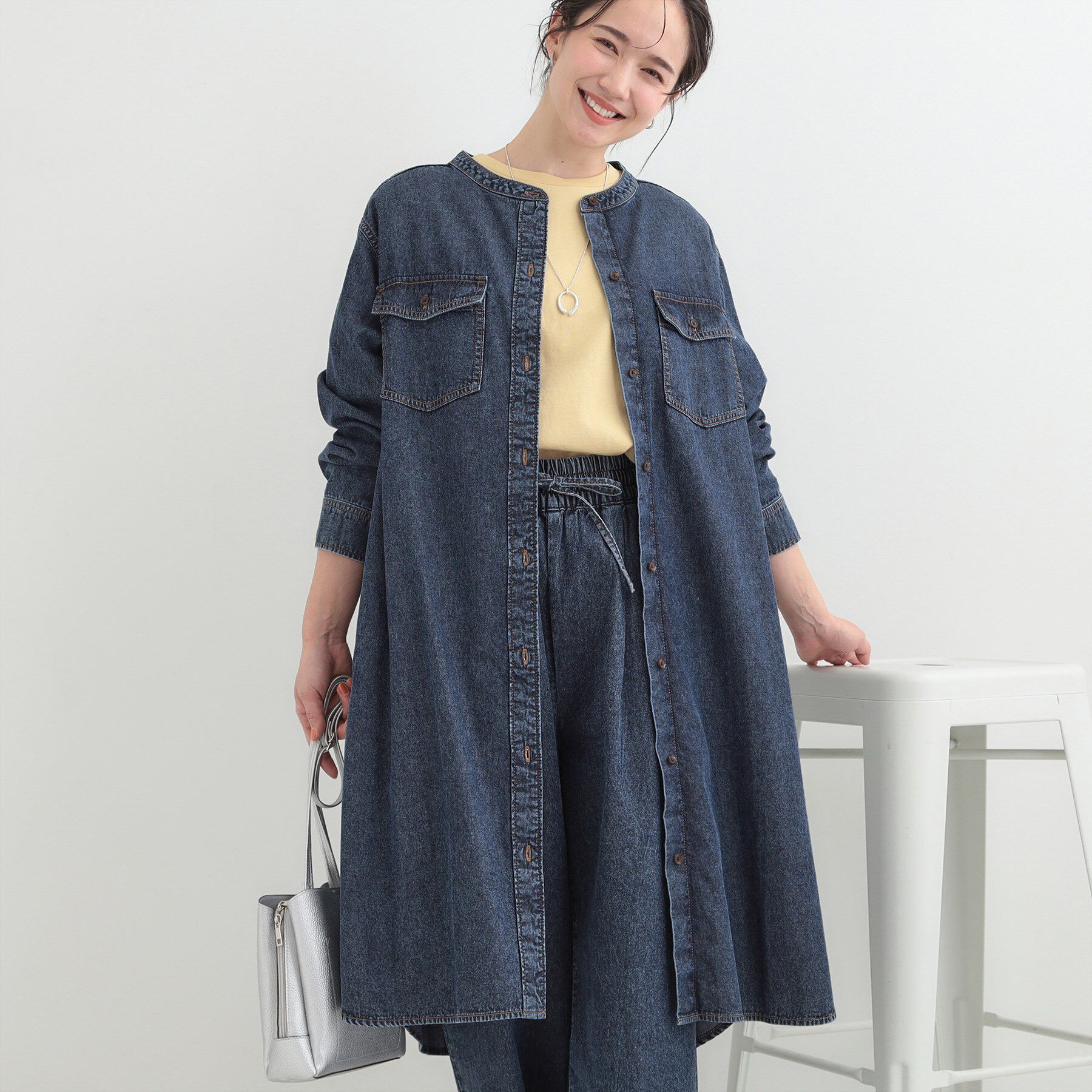 SHOO･LA･RUE「【ライトオンスデニム/S-LL】体型カバーにも 首元すっきり ロングデニムシャツワンピース」|ワンピース|ブルー(093)