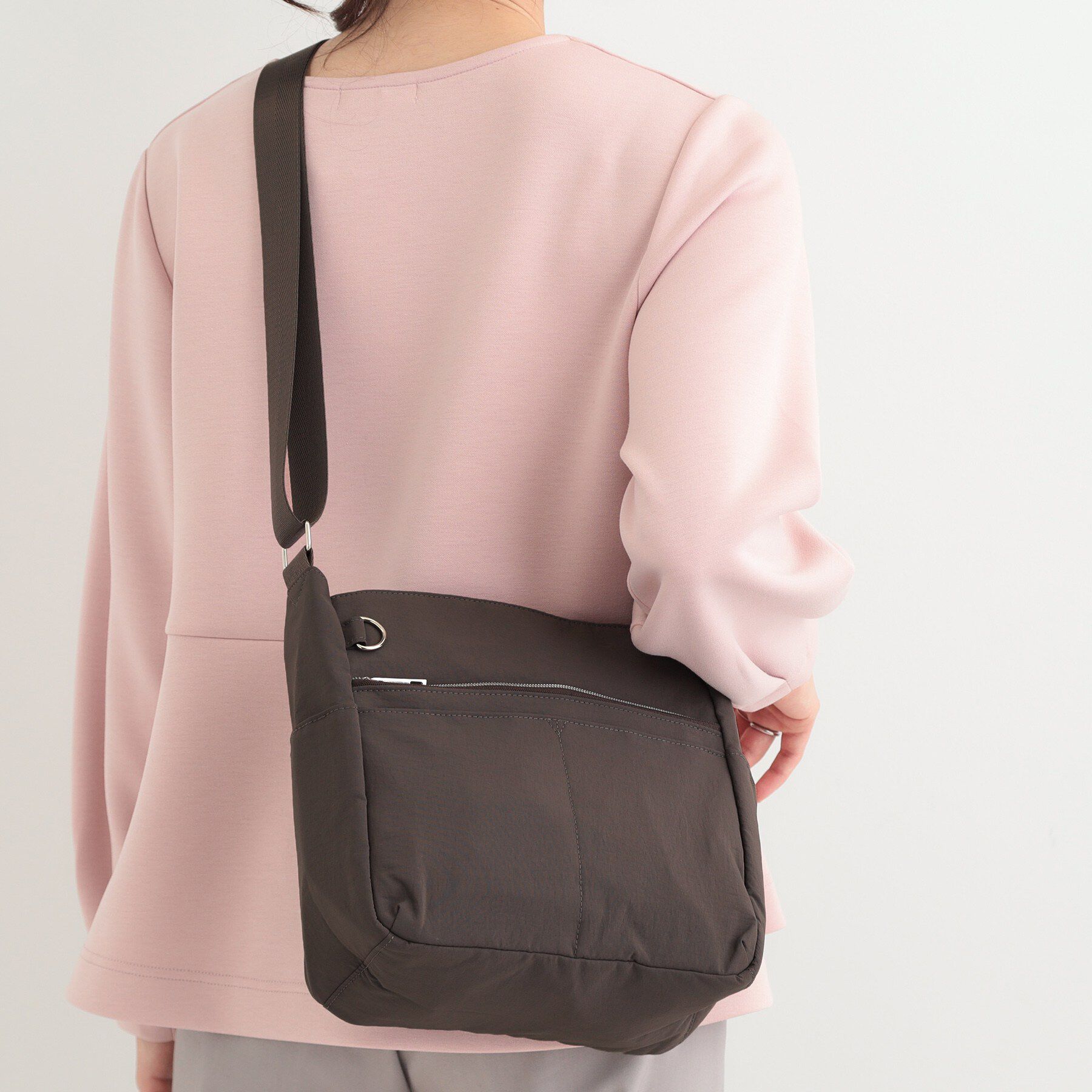 SHOO･LA･RUE「【撥水/軽量】驚きの収納力 10ポケットショルダーバッグ」|ショルダー・メッセンジャー|モカブラウン(042