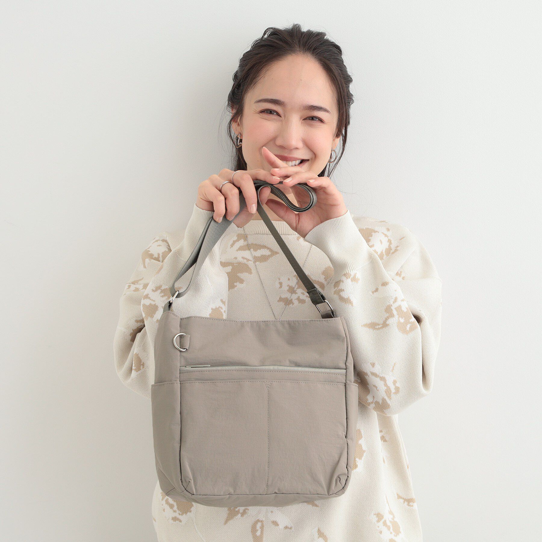 SHOO･LA･RUE「【撥水/軽量】驚きの収納力 10ポケットショルダーバッグ」|ショルダー・メッセンジャー|グレージュ(050)