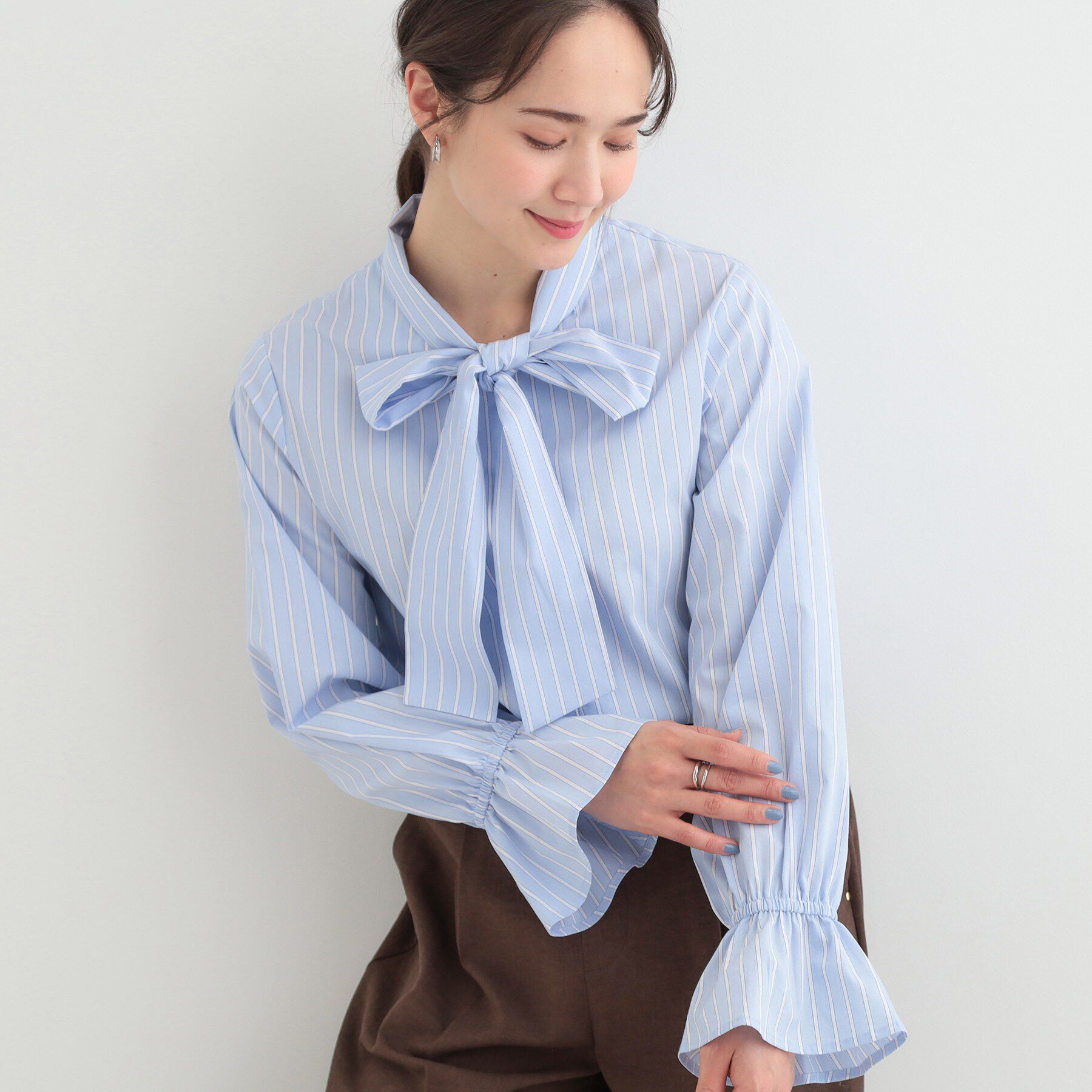 SHOO･LA･RUE「【洗濯後シワになりにくい/UV/S-LL】シンプルで使いやすい　キャンディースリーブ リボンブラウス」|シャツ・ブラウス|ブルー(391)