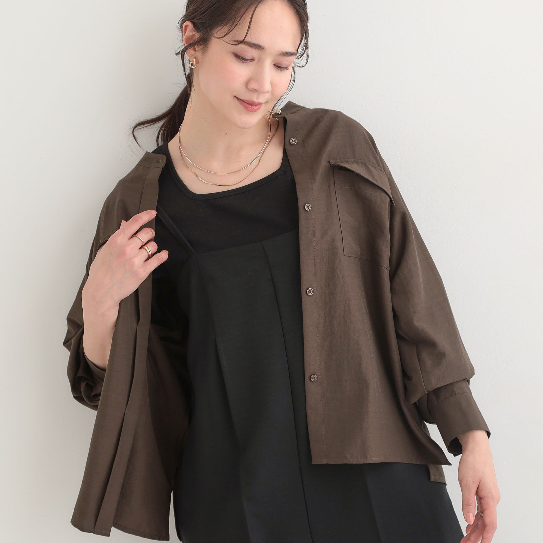 SHOO･LA･RUE「【イージーケア/S-LL/UV】きれいめにもラフにも　ダブルフラップポケットバンドカラーシャツ」|シャツ・ブラウス|ブラウン(044)