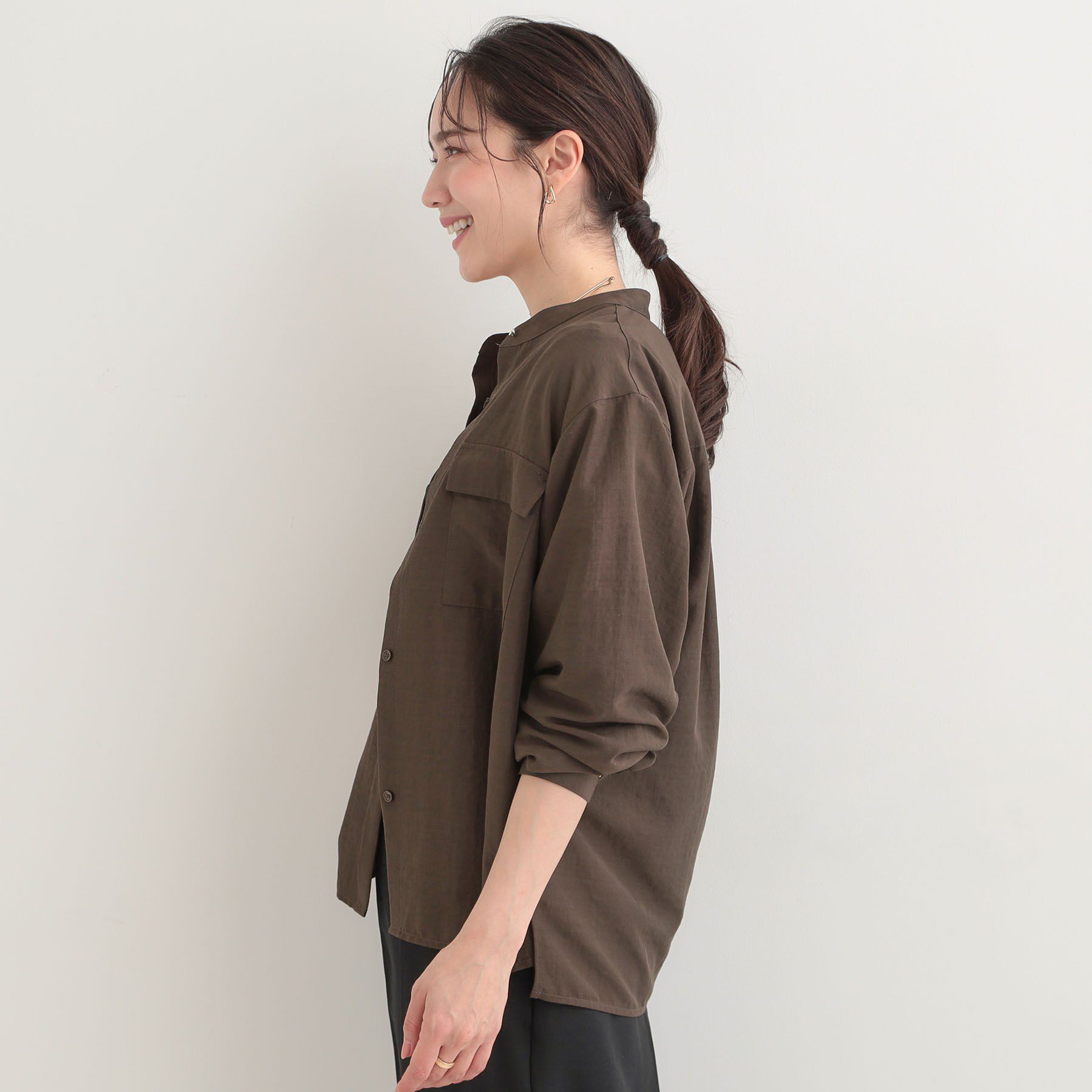 SHOO･LA･RUE「【イージーケア/S-LL/UV】きれいめにもラフにも　ダブルフラップポケットバンドカラーシャツ」|シャツ・ブラウス|