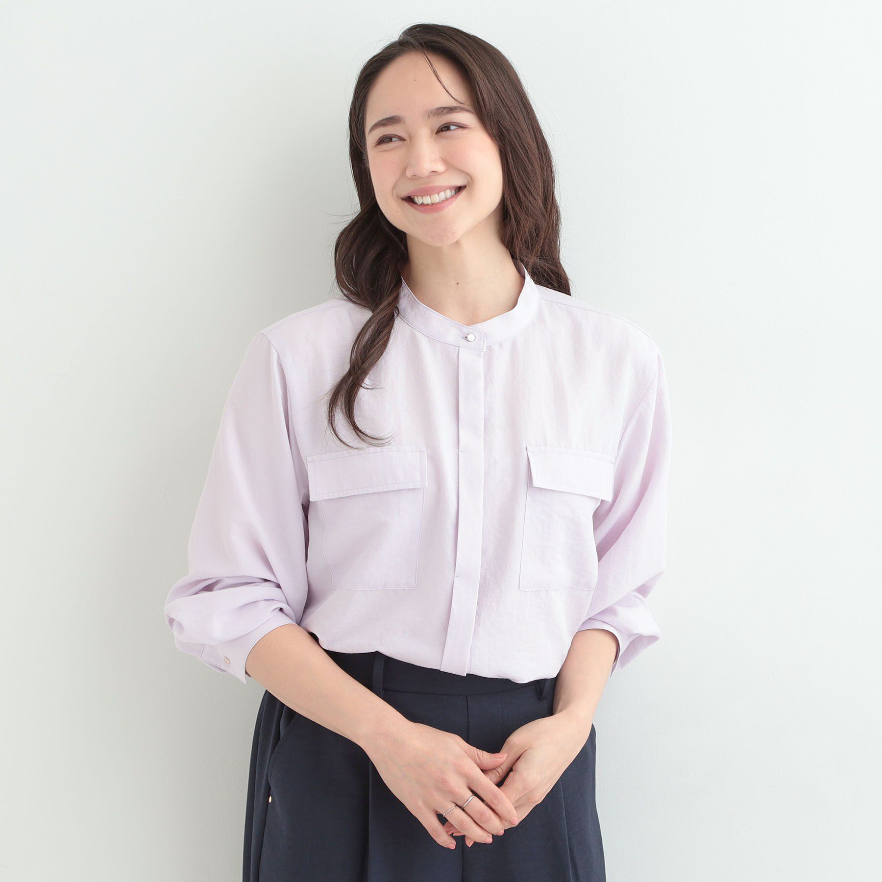 SHOO･LA･RUE「【イージーケア/S-LL/UV】きれいめにもラフにも　ダブルフラップポケットバンドカラーシャツ」|シャツ・ブラウス|