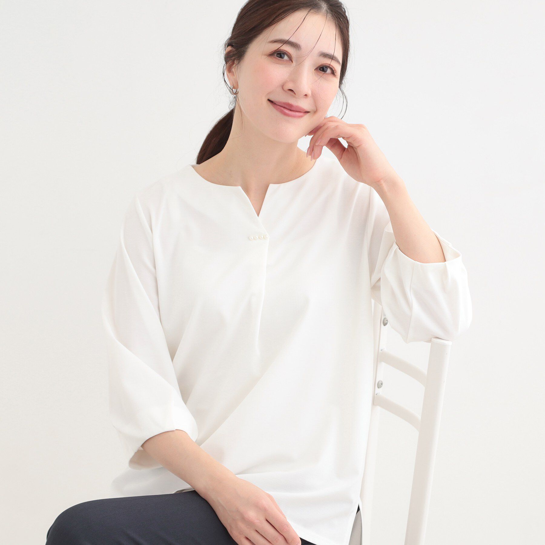 SHOO･LA･RUE「【洗濯機可/イージーケア/UV】パール調付きカットブラウス」|シャツ・ブラウス|オフホワイト(003