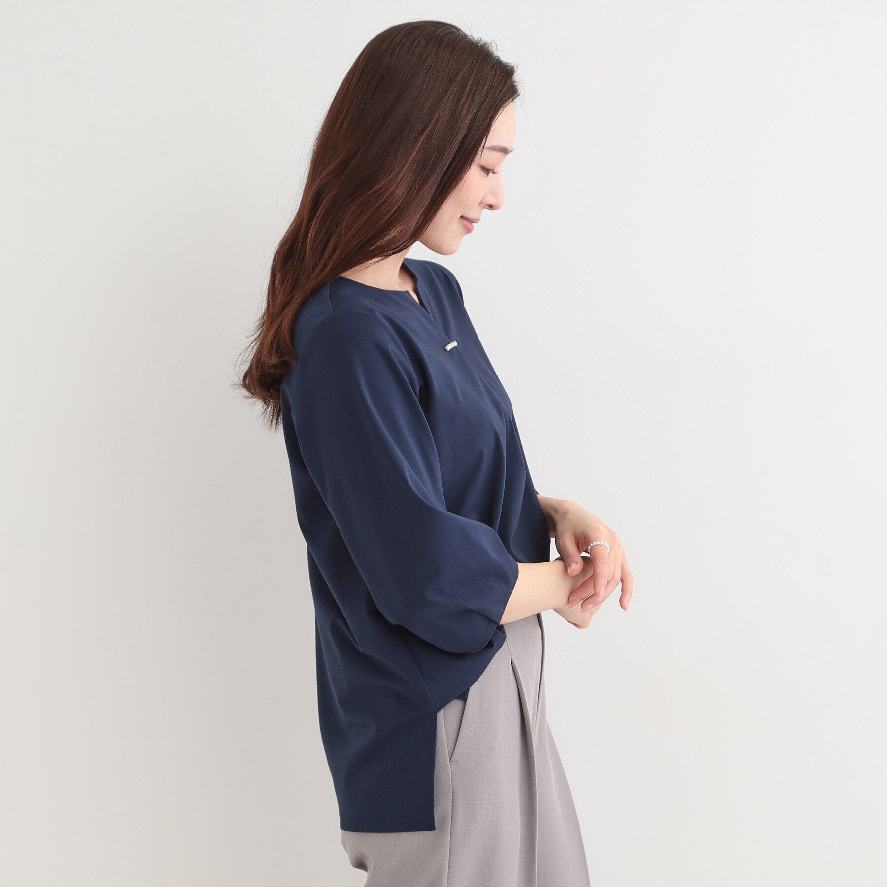 SHOO･LA･RUE「【洗濯機可/イージーケア/UV】パール調付きカットブラウス」|シャツ・ブラウス|