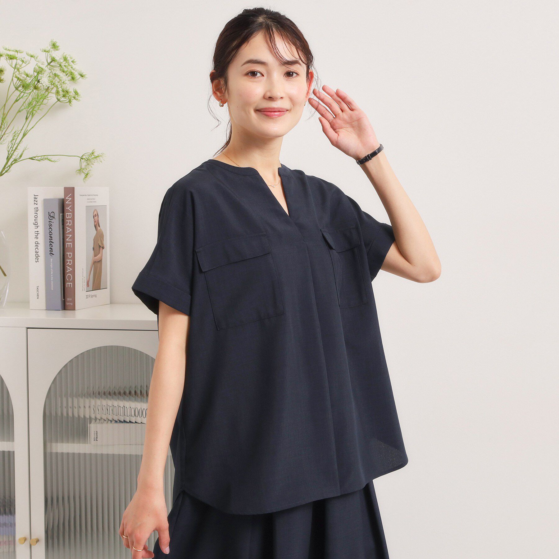 ITS&rsquo;DEMO「【UVケア／洗濯機OK／接触冷感／吸水速乾】麻調合繊ポケ付きブラウス」|シャツ・ブラウス|ネイビー(094)