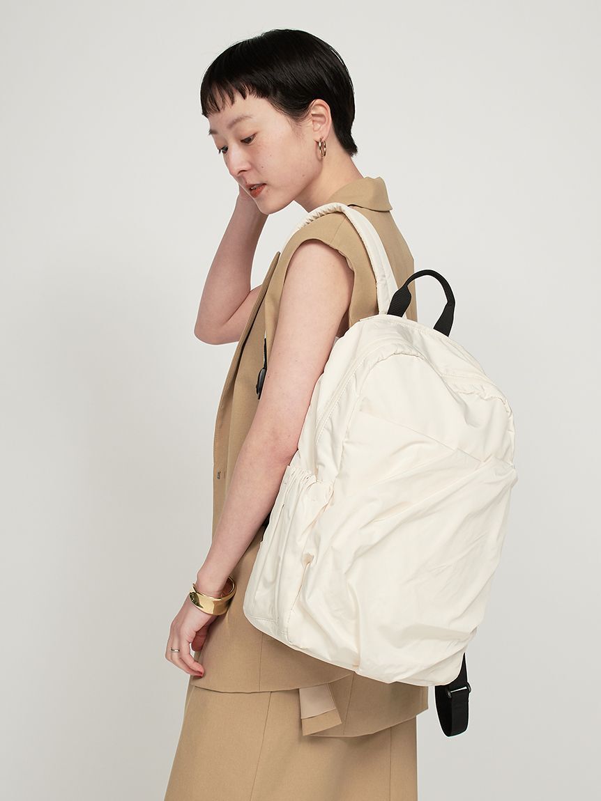 emmi atelier「【ONLINE限定カラー】eco 撥水ギャザーボディーバックパック」|リュック|OWHT
