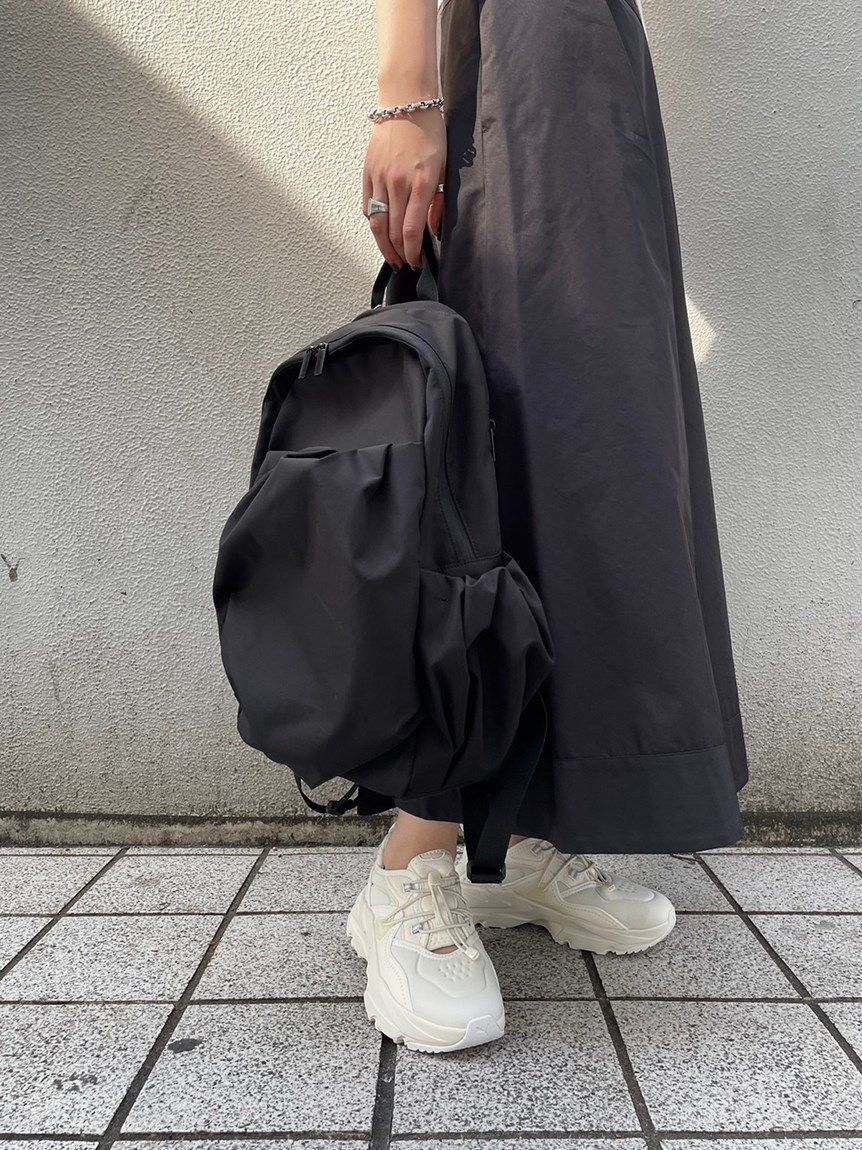 emmi atelier「【ONLINE限定カラー】eco 撥水ギャザーボディーバックパック」|リュック|