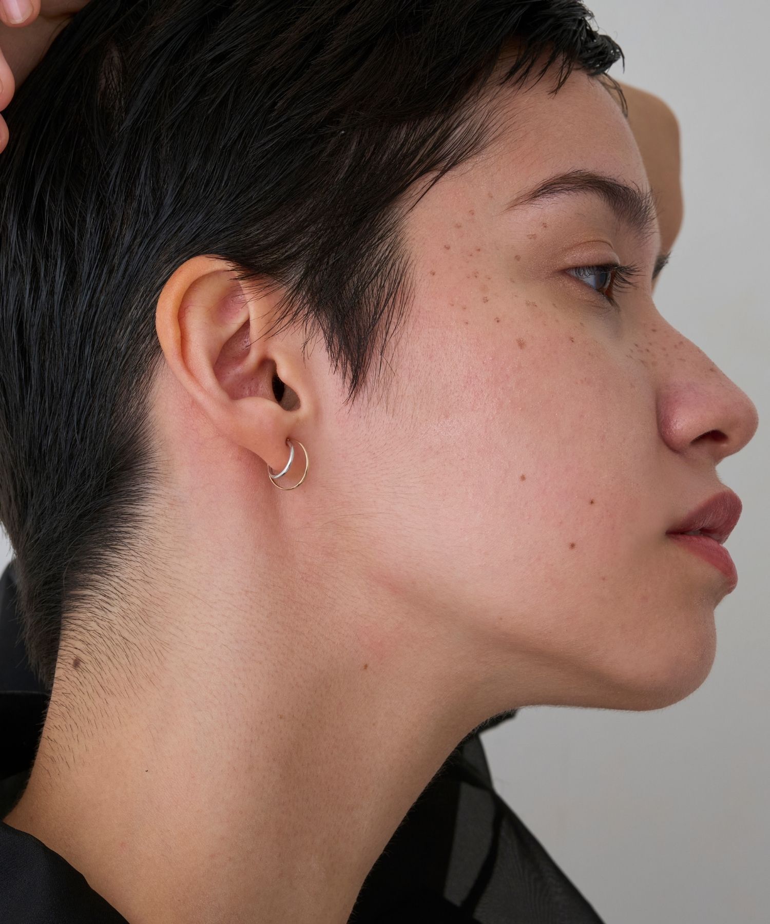 JUPITER「【K10&SV925】ダブルラインコンビフープイヤリング」|イヤリング|