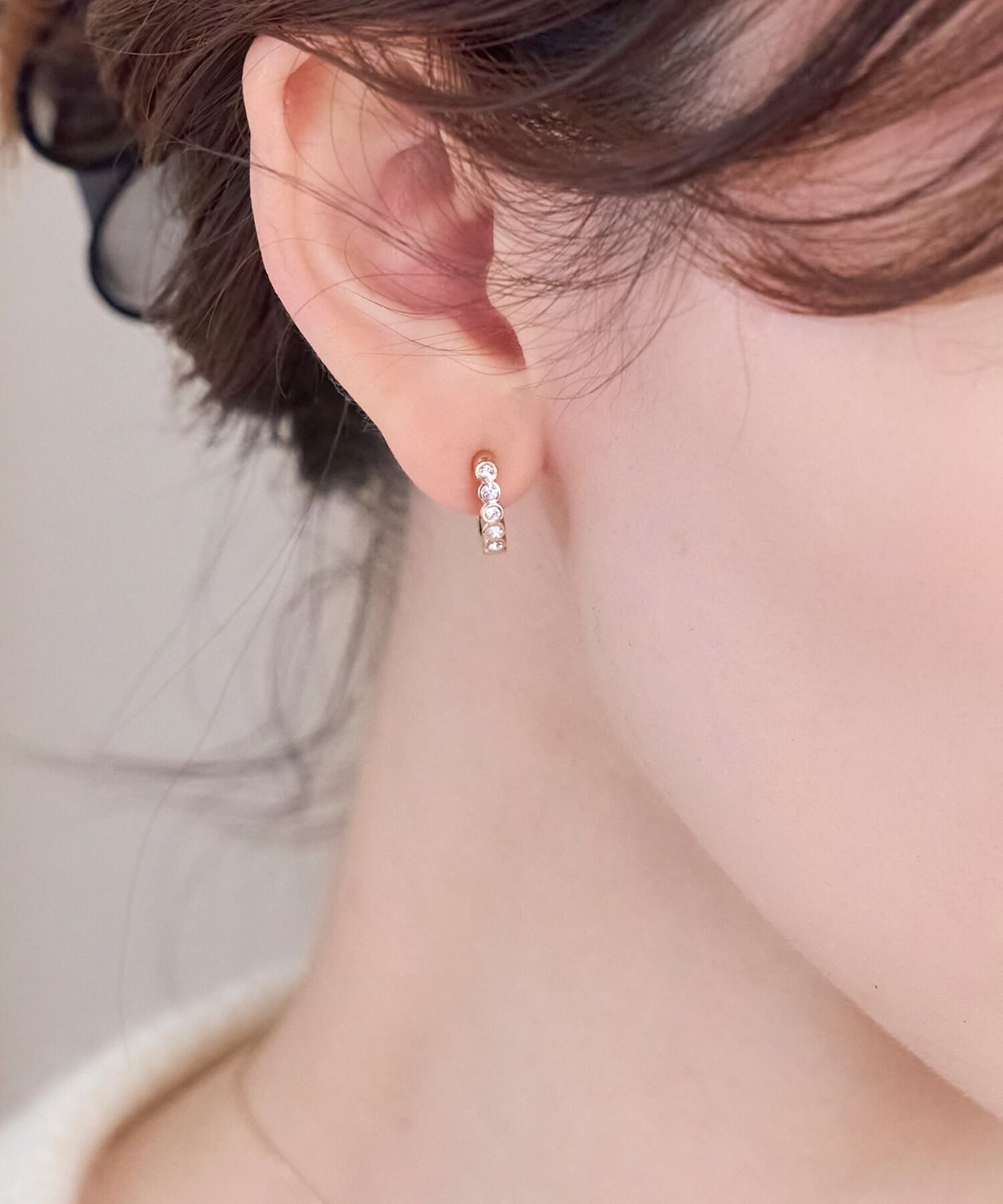 Phoebe「【金属アレルギー対応/痛くないシリーズ】プチベゼルフープライトフィットイヤリング　シャンパンゴールド」|イヤリング|