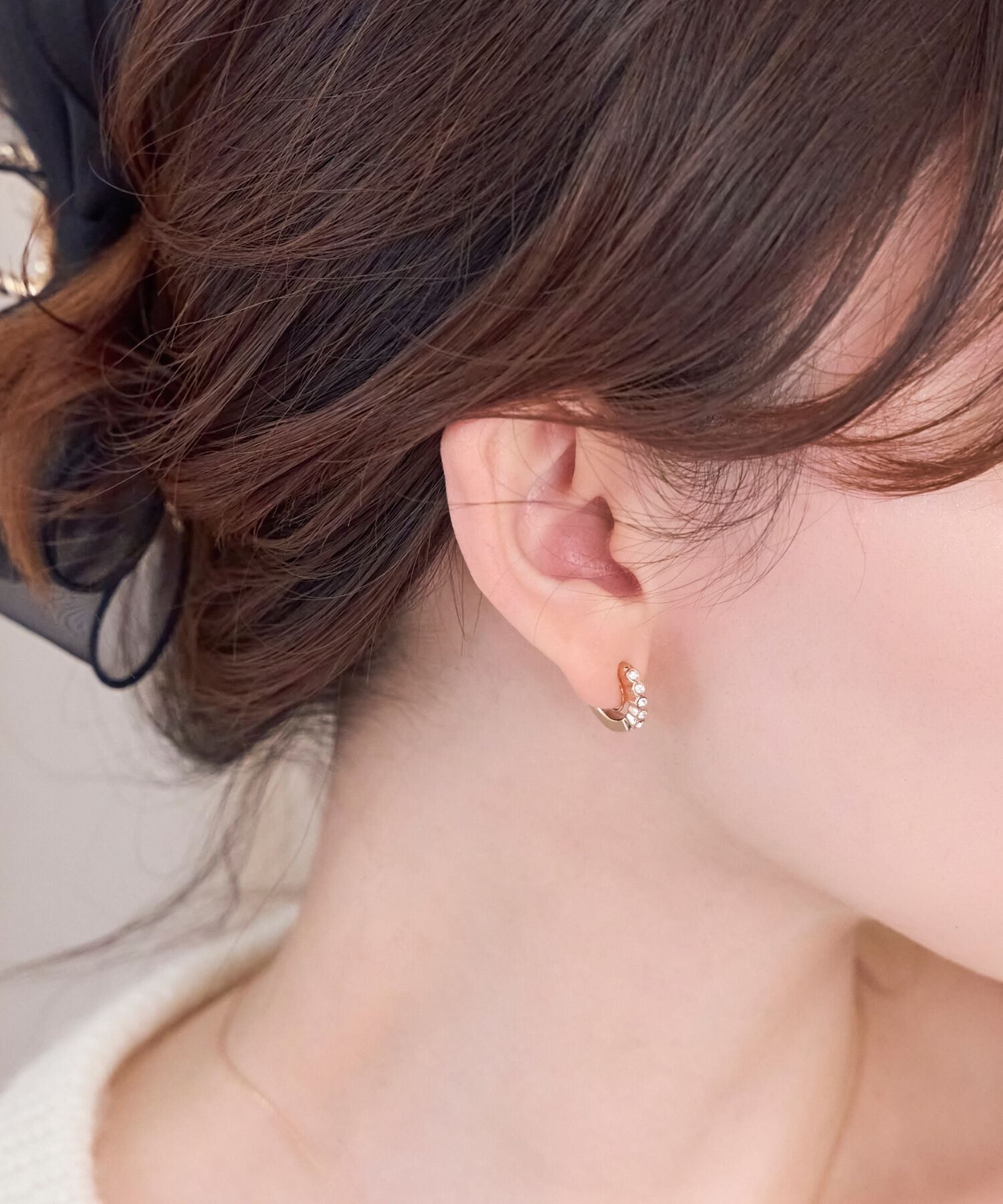Phoebe「【金属アレルギー対応/痛くないシリーズ】プチベゼルフープライトフィットイヤリング　シャンパンゴールド」|イヤリング|