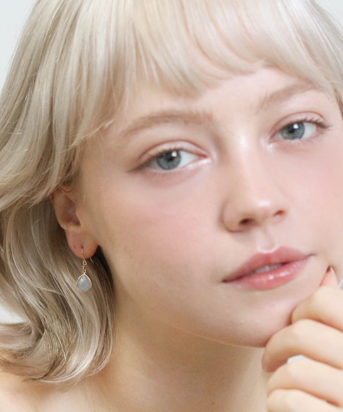  「カラーストーン フック ピアス | K10YG 〈ミルキーアクアマリン / ルチルクォーツ〉」|ピアス|