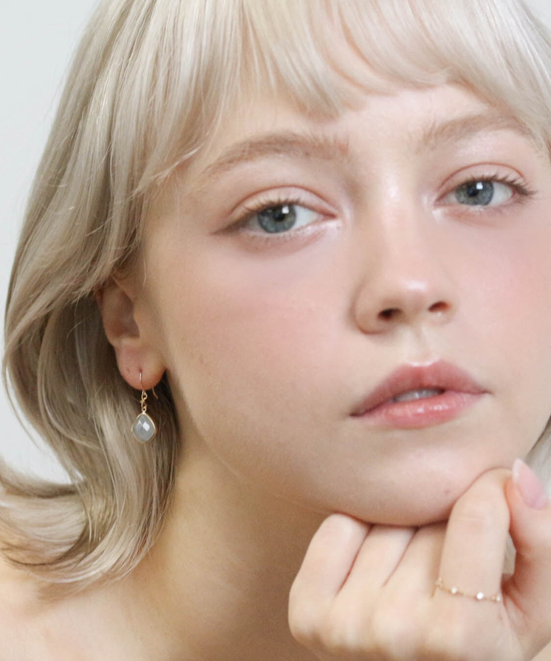  「カラーストーン フック ピアス | K10YG 〈ミルキーアクアマリン / ルチルクォーツ〉」|ピアス|