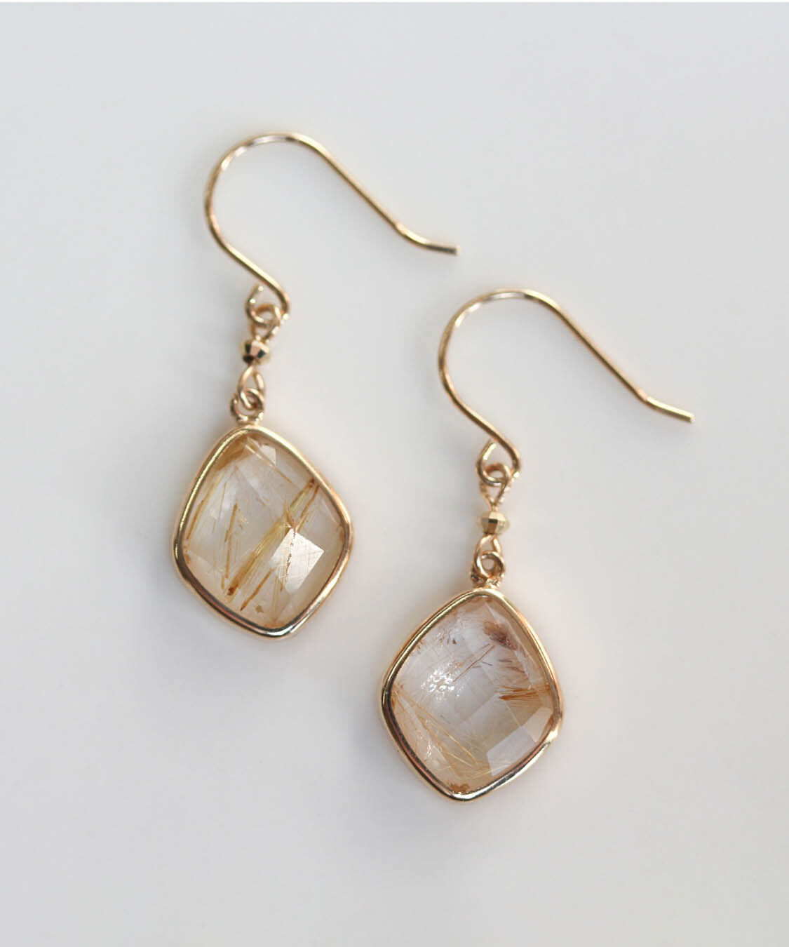  「カラーストーン フック ピアス | K10YG 〈ミルキーアクアマリン / ルチルクォーツ〉」|ピアス|イエロー