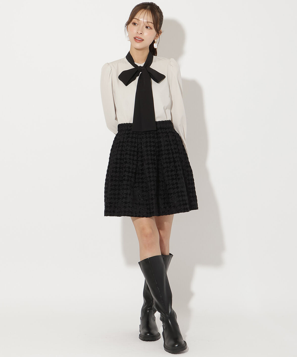 アンドクチュール「カフス刺繍ボウタイブラウス」|シャツ・ブラウス|