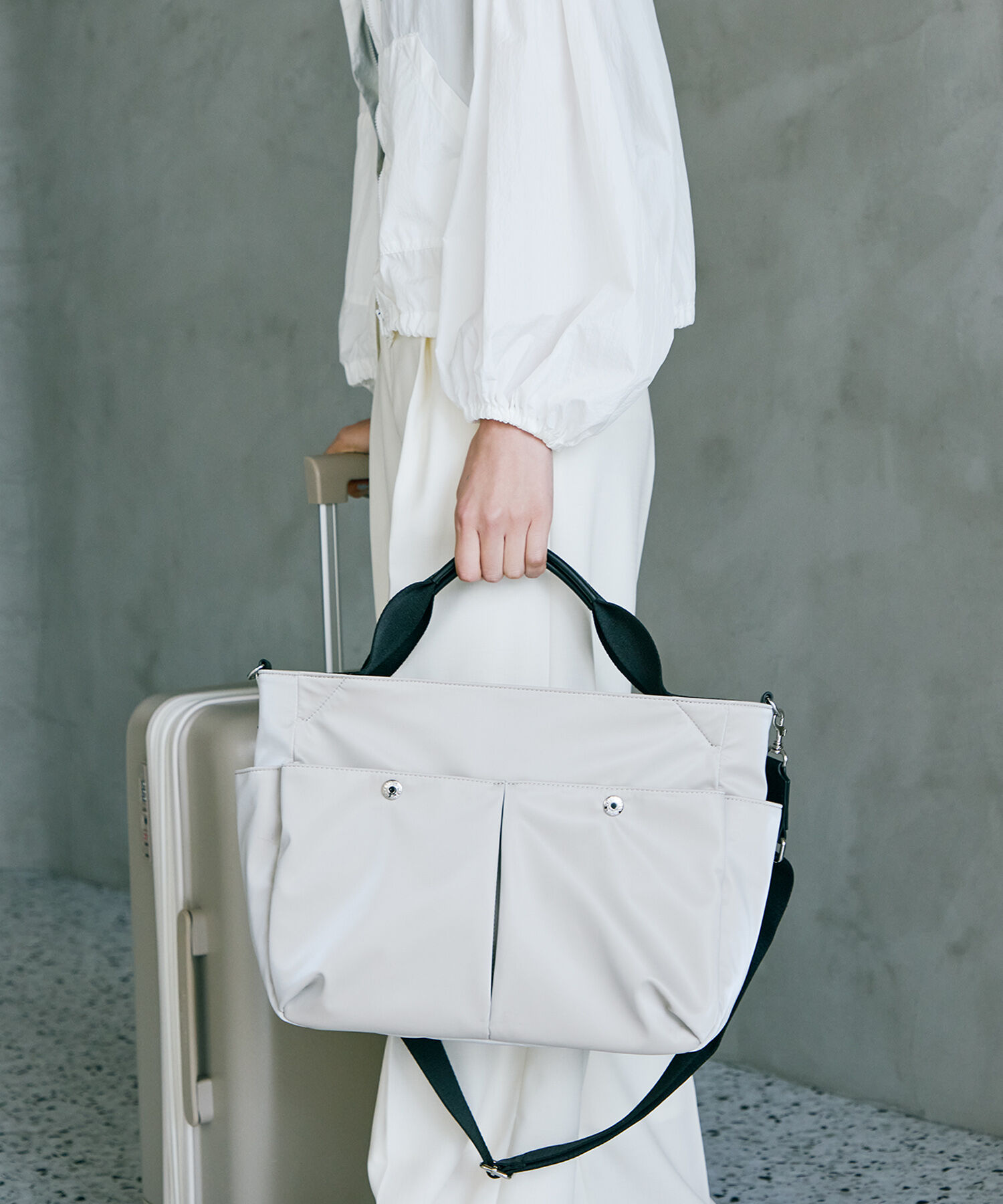 TOPKAPI BREATH「【Breath TOPKAPI】Train 防水ポリエステル ショルダー付き A4 トートバッグ / キャリー対応」|トートバッグ|ライトベージュ