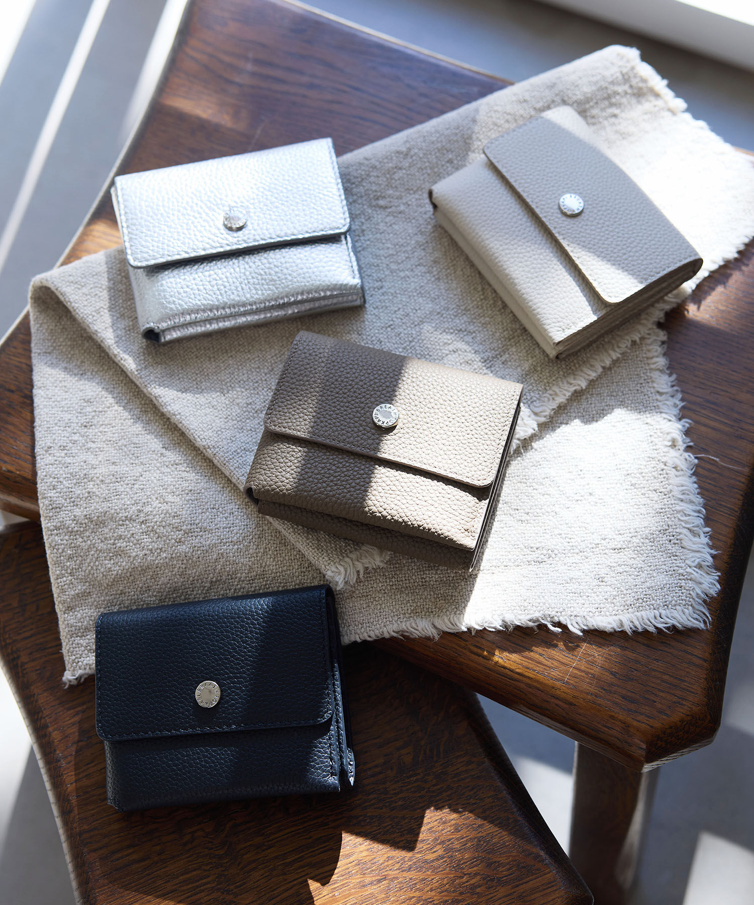 TOPKAPI BREATH「【Breath TOPKAPI】シュリンクレザー 折り財布 /8ポケット/軽量」|財布|グレージュ