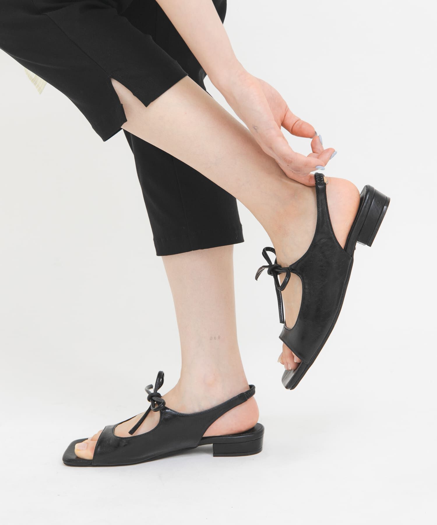  「スクエアトゥリボンコンビサンダル」|サンダル|ブラック