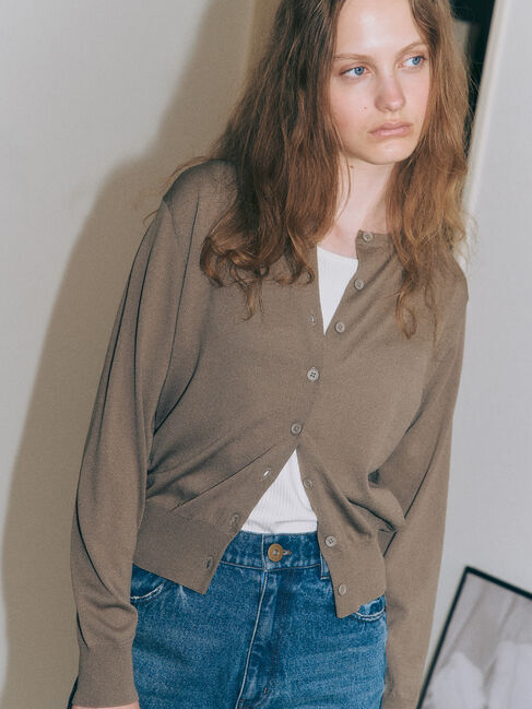 Lugnoncure「シルクタッチクルーカーディガン《2025autumn catalog item》」|カーディガン|カーキ