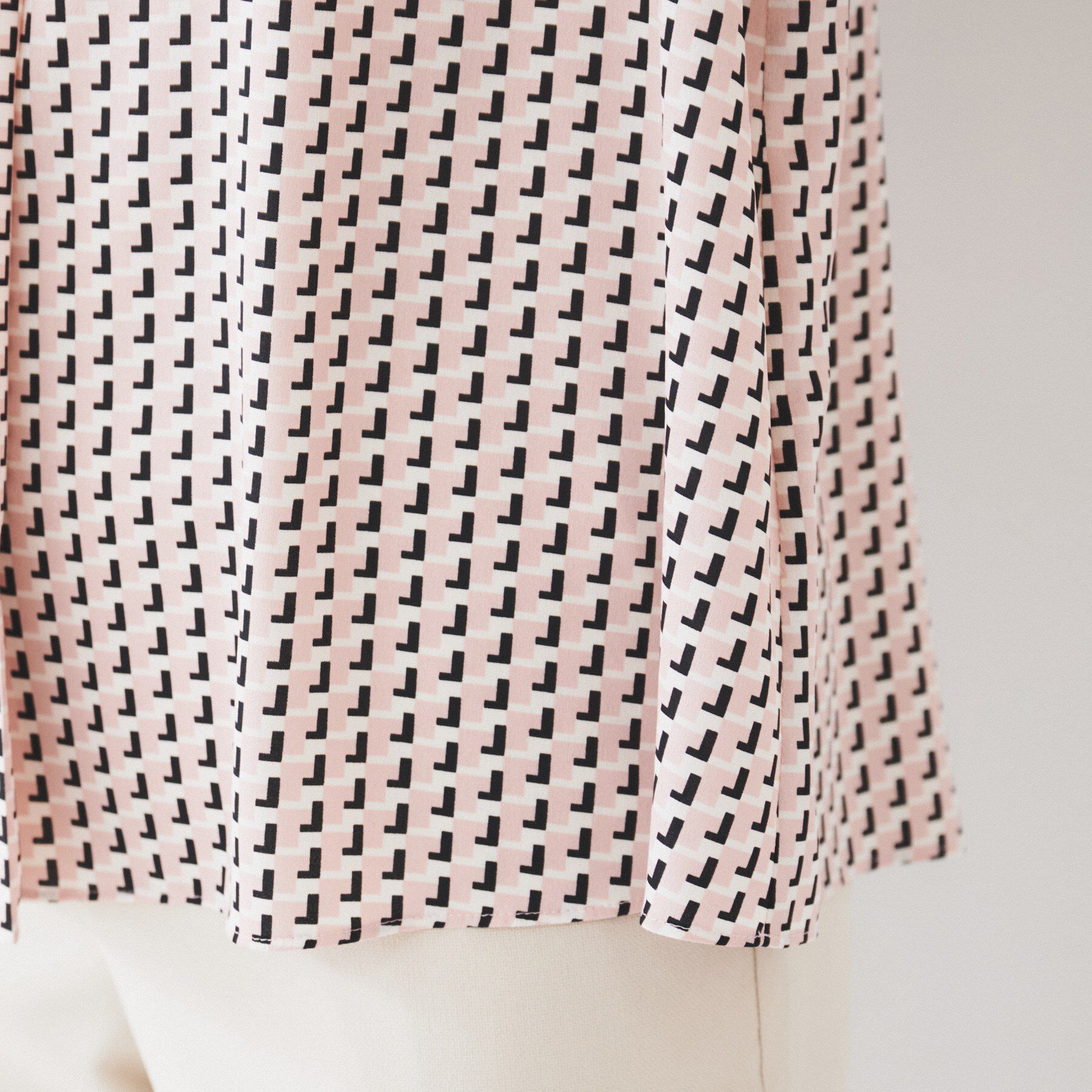 UNTITLED「【通勤/二の腕カバー】ジオメトリック柄 Vネックブラウス」|シャツ・ブラウス|