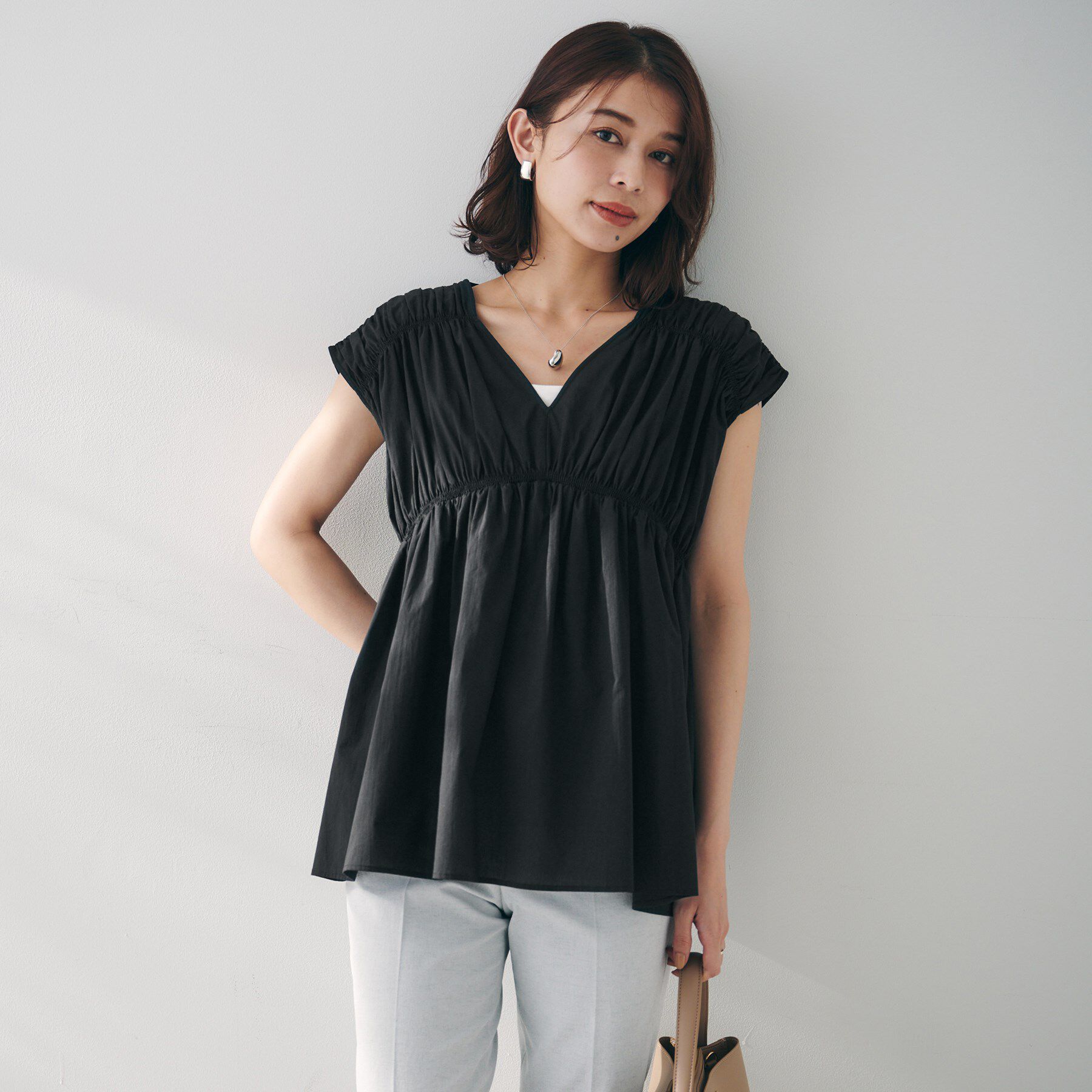 UNTITLED「【コットン100/洗える/トレンド】シャーリングブラウス」|シャツ・ブラウス|