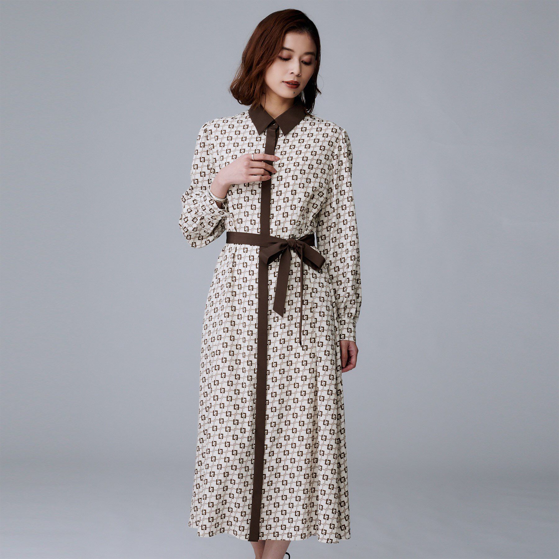 UNTITLED「【ウエストリボン/前開きボタン/レトロモダン】チェーン柄フレアワンピース」|ワンピース|グレージュ(150)