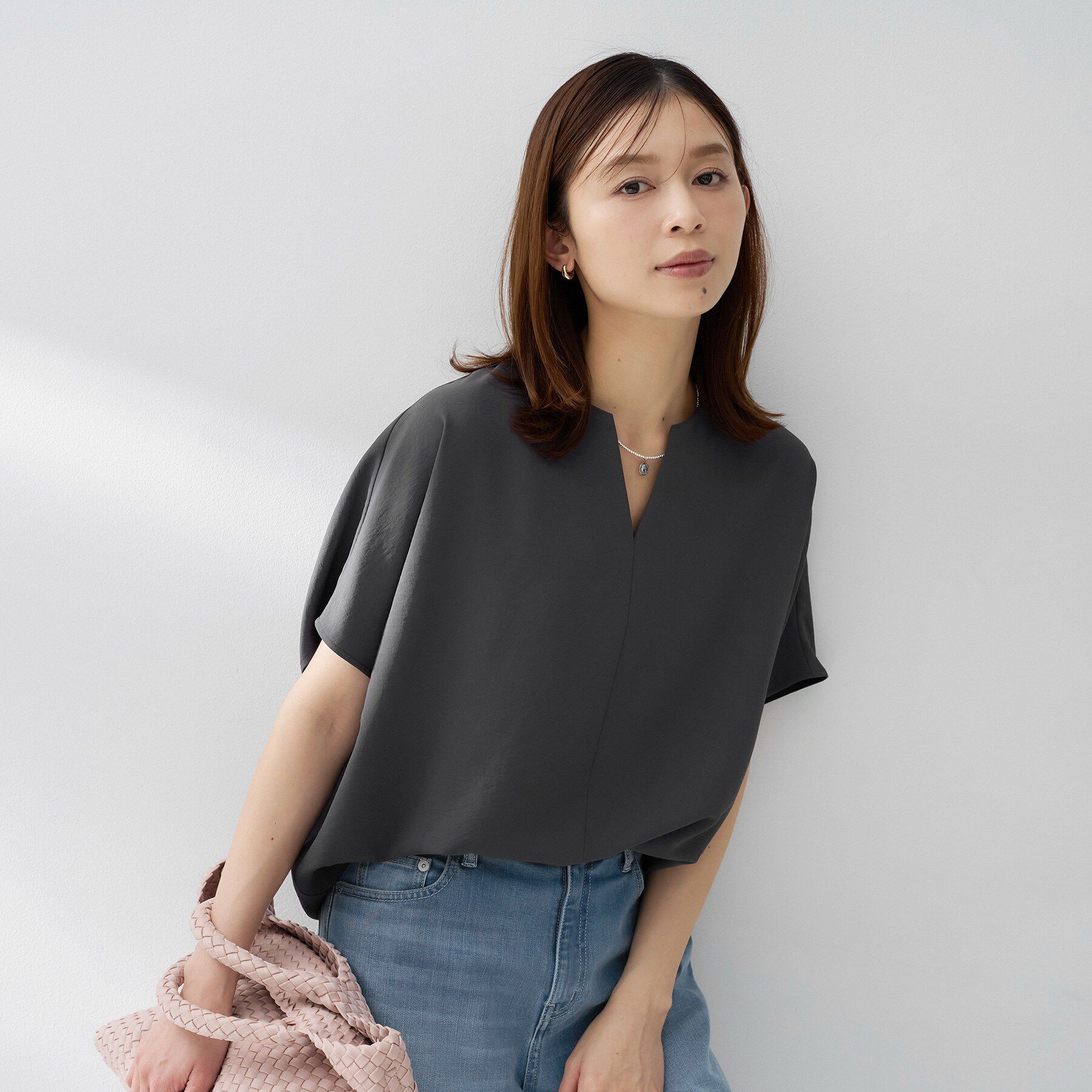 UNTITLED「【夏の名品セットアップが今年も登場！/はっ水/遮熱】リラクミスト キーVネックブラウス」|シャツ・ブラウス|