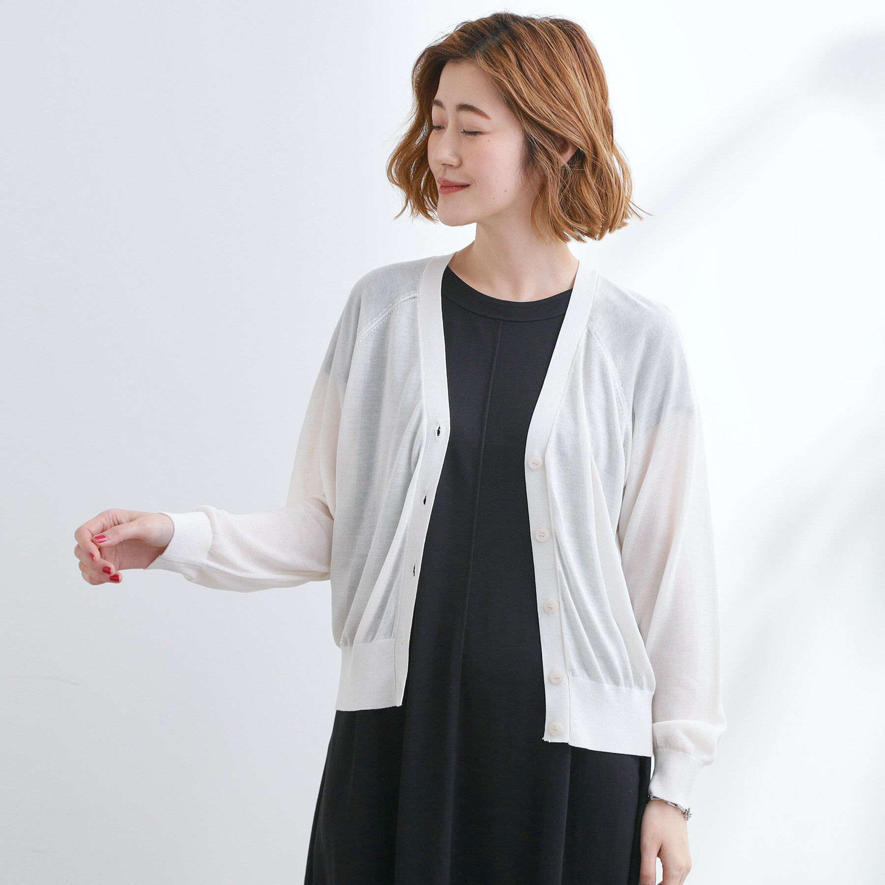 grove「さっと二の腕カバー　大人な抜け感シアーラグランVネックカーデ」|カーディガン|オフホワイト(003