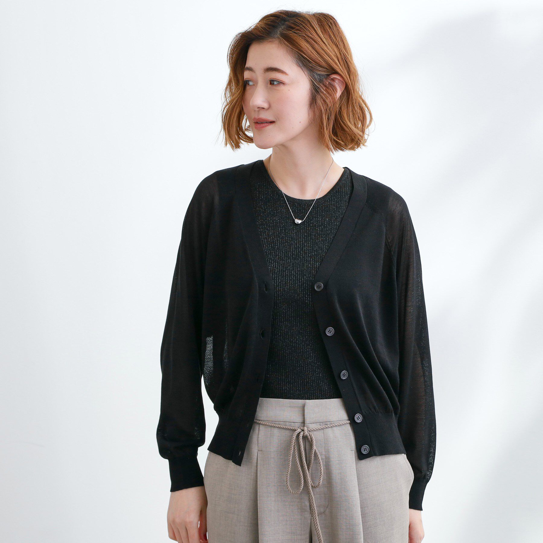 grove「さっと二の腕カバー　大人な抜け感シアーラグランVネックカーデ」|カーディガン|ブラック(019)