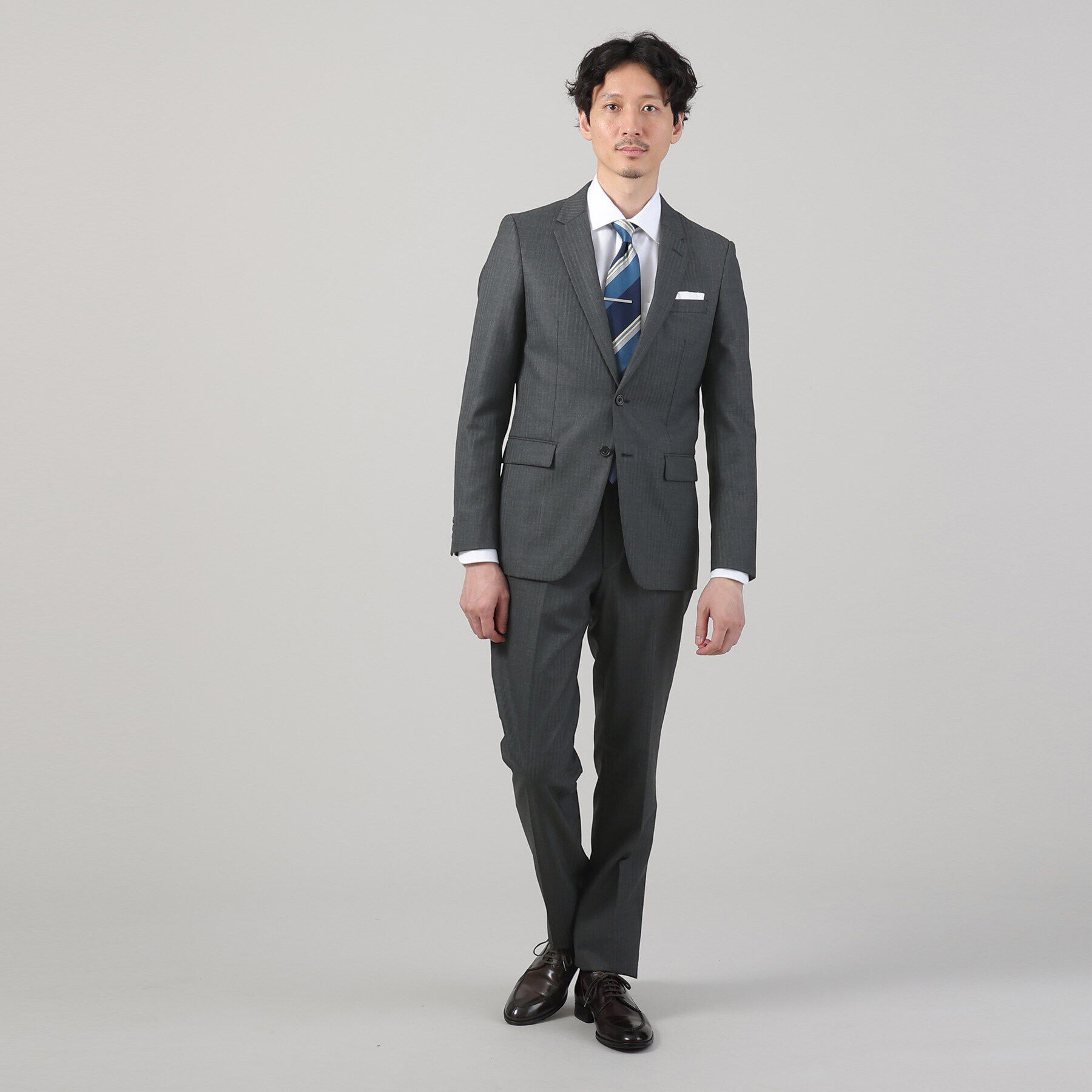 TAKEO KIKUCHI「【ナローモデル】シャイニー ヘリンボン ストライプ スーツ/3ピース対応可」|スーツ|チャコールグレー(3