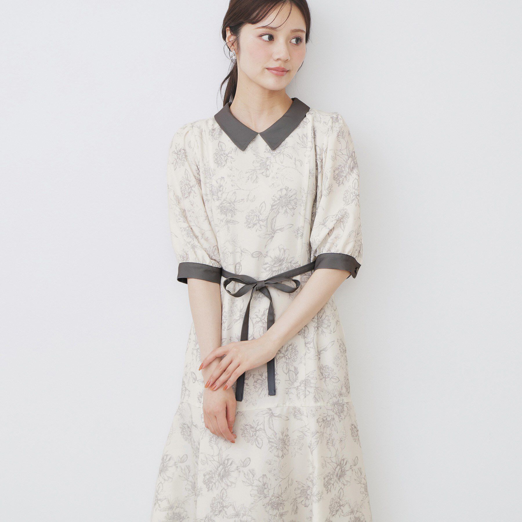 index「2WAY パネルフラワーバイカラーワンピース【洗濯機洗い可/イージーアイロン】」|ワンピース|チャコールグレー(1