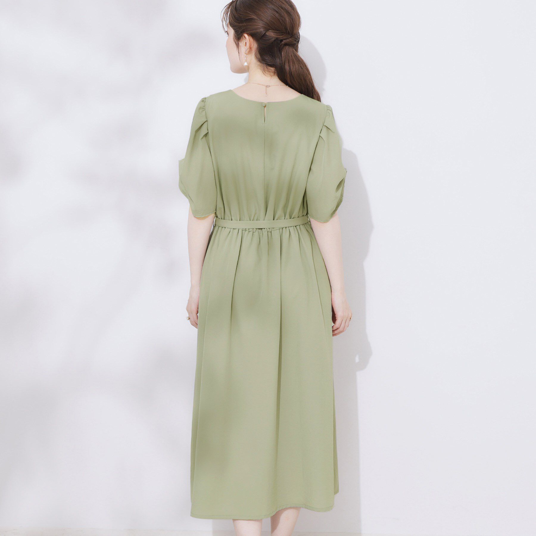 Couture broach「【マシンウォッシャブル・二の腕カバー】ウエストベルトVネックワンピース」|ワンピース|