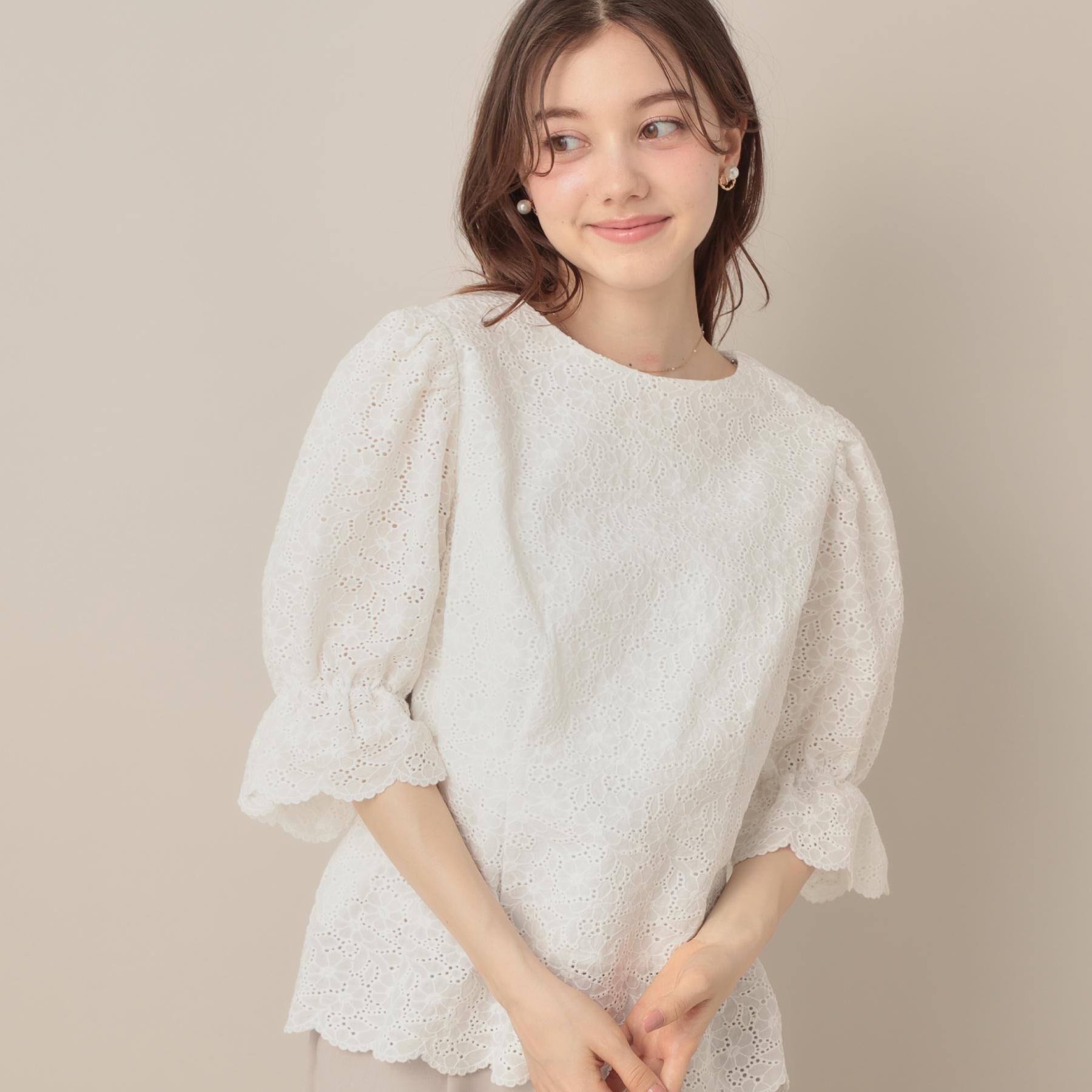 Couture broach「【一枚で着映える・花柄刺繍・5分袖】バックレースアップ カットワークレースブラウス」|シャツ・ブラウス|