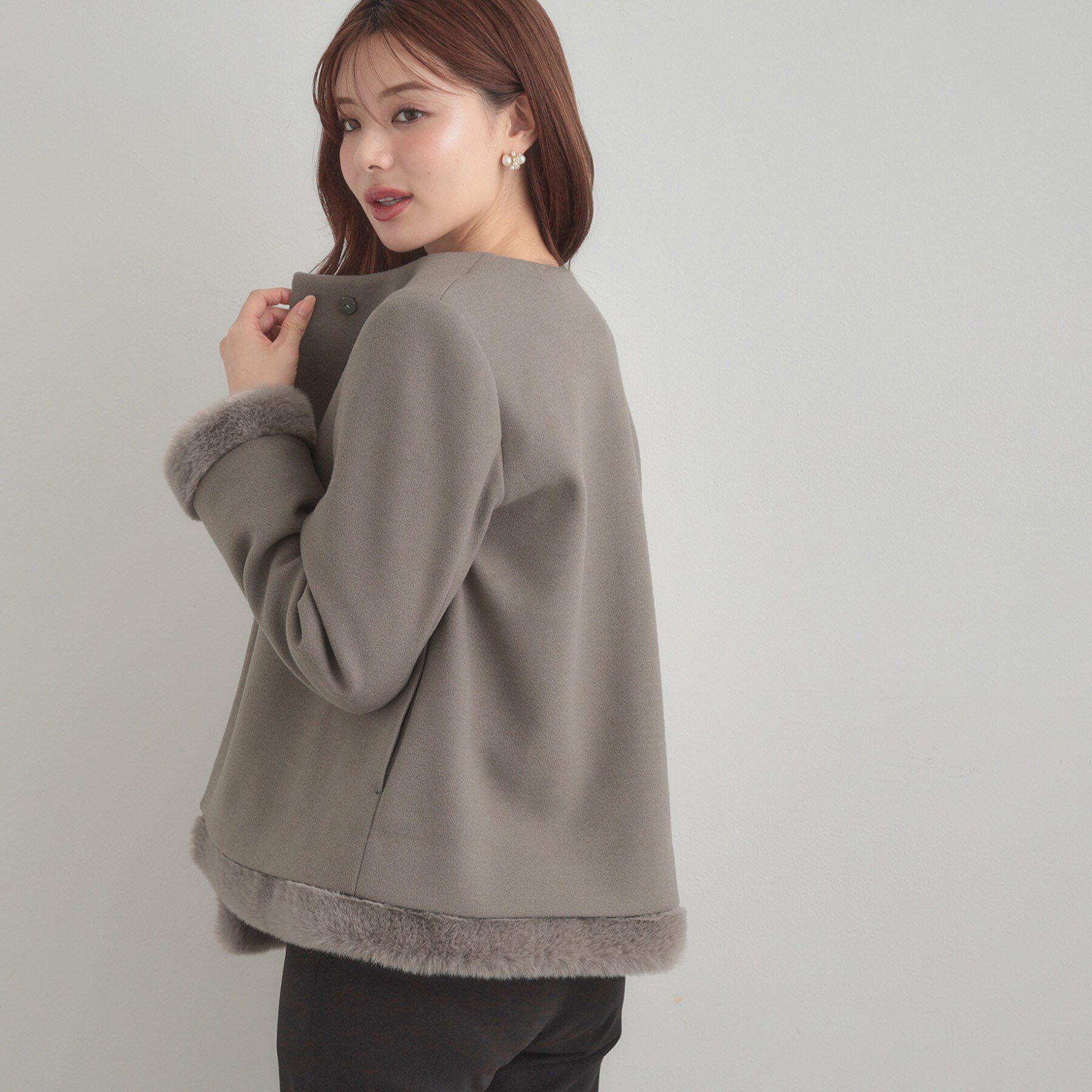 Couture broach「【大人レディ・フェイクファー取り外し可能】ケープ風ショートコート」|ノーカラーコート|