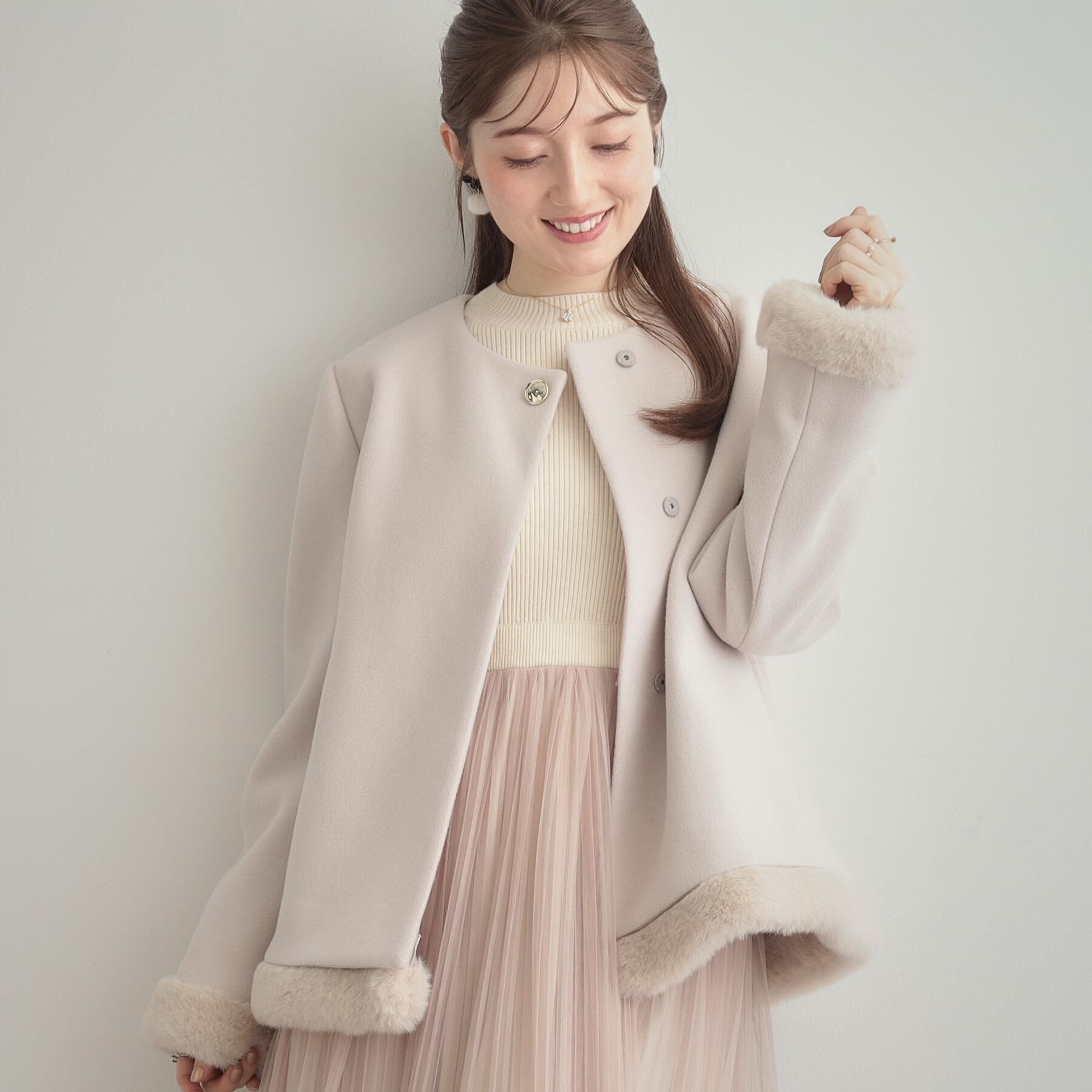 Couture broach「【大人レディ・フェイクファー取り外し可能】ケープ風ショートコート」|ノーカラーコート|グレージュ(050)