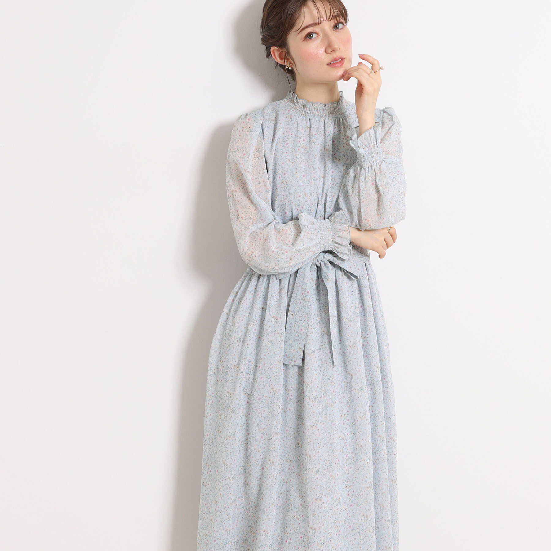Couture broach「【洗える・着映え】楊柳小花シャーリングワンピース」|ワンピース|ブルー(191)