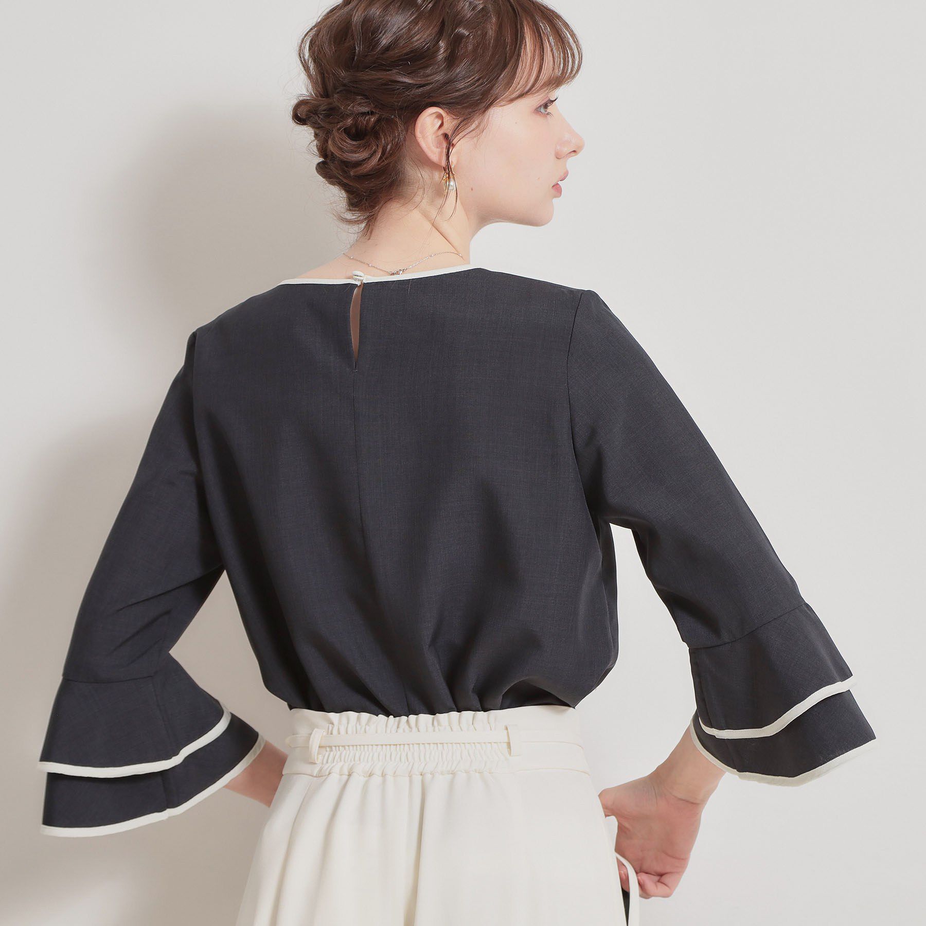 Couture broach「【イージーケア・接触冷感・吸水速乾】配色ラッフルブラウス」|シャツ・ブラウス|