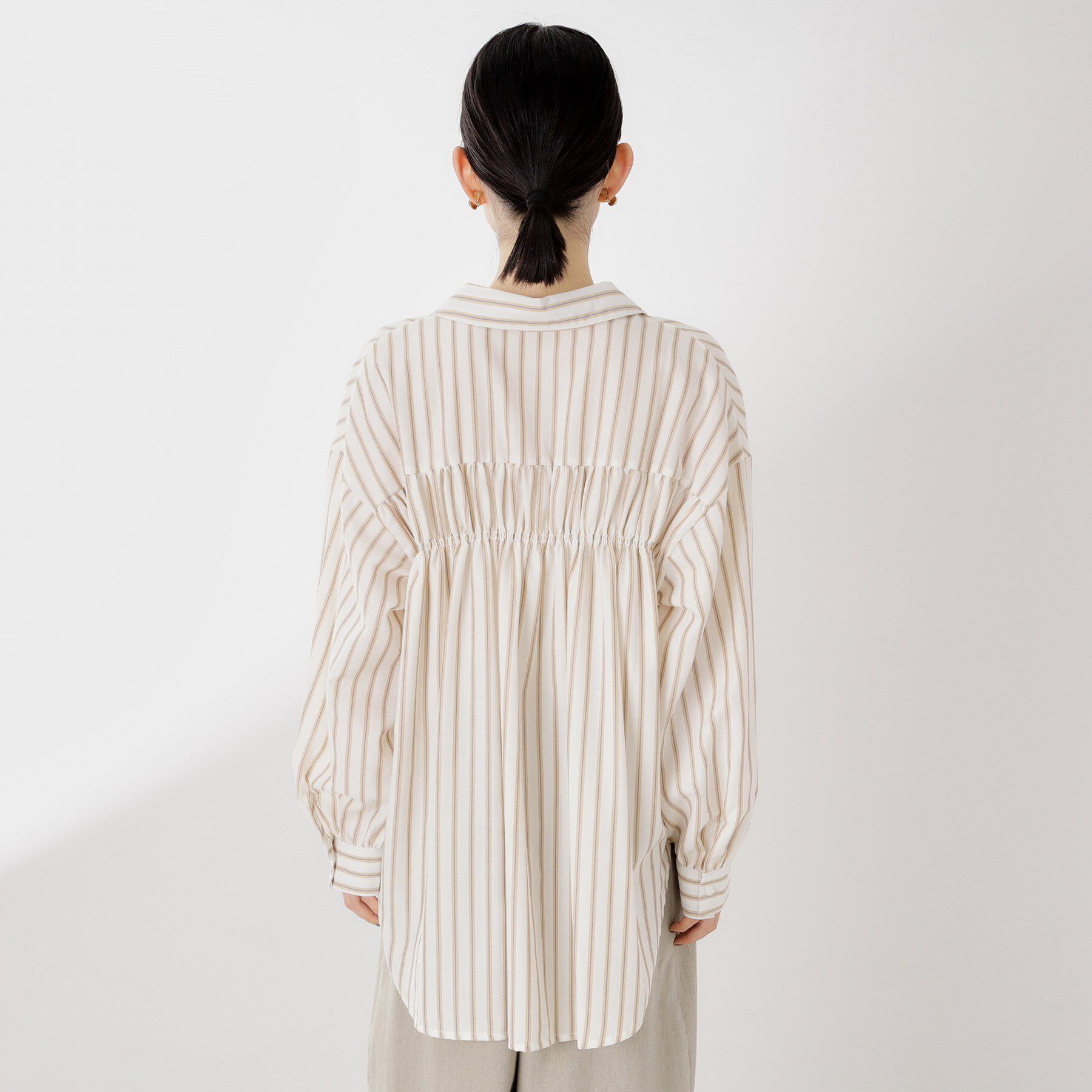 THE SHOP TK「【後ろ姿もサマになる】ストライプ バックシャーリングシャツ/体型カバー/洗える」|シャツ・ブラウス|