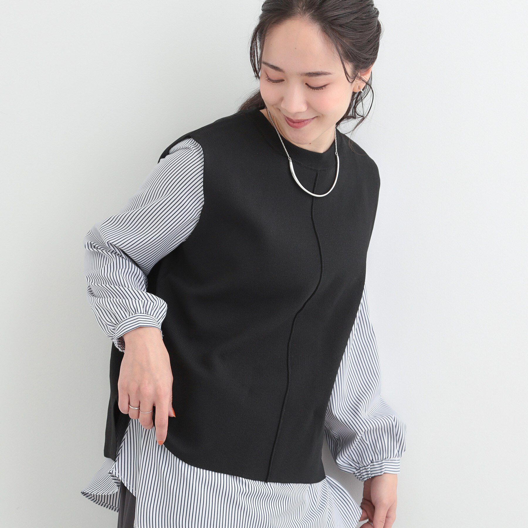 SHOO･LA･RUE「【洗濯機可/2点セット/S-LL】着回し自在 きれい見え ニットベスト＋ブラウス」|ニット・セーター|ブラック(019)