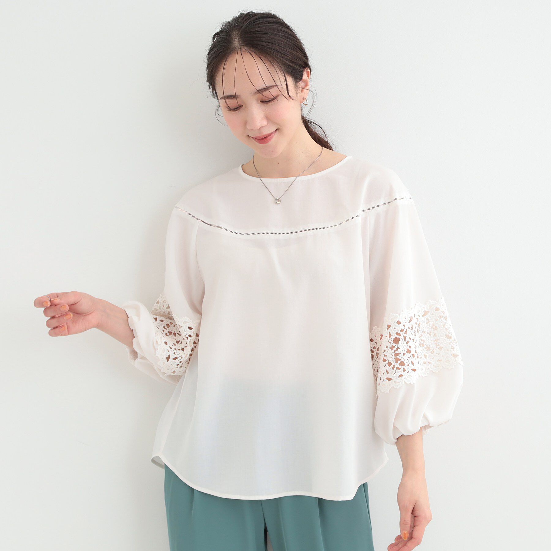 SHOO･LA･RUE「【洗濯機可/S-LL】インせず着られる 透かし編み柄が上品な レース切替ブラウス」|シャツ・ブラウス|