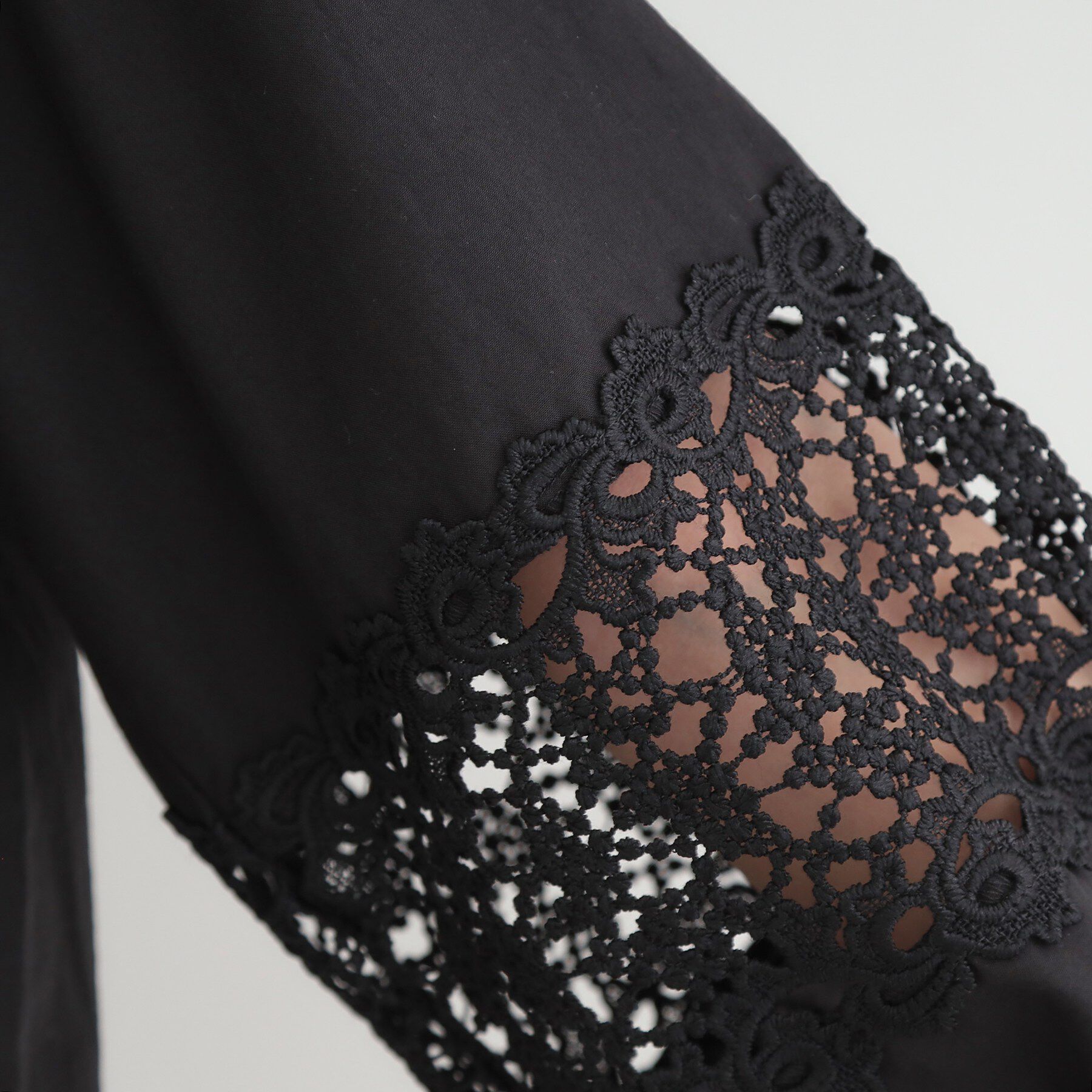 SHOO･LA･RUE「【洗濯機可/S-LL】インせず着られる 透かし編み柄が上品な レース切替ブラウス」|シャツ・ブラウス|