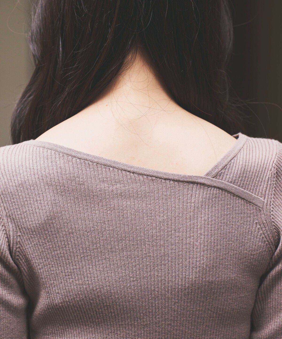 アンドクチュール「アシメＶネック長袖プルオーバー」|ニット・セーター|