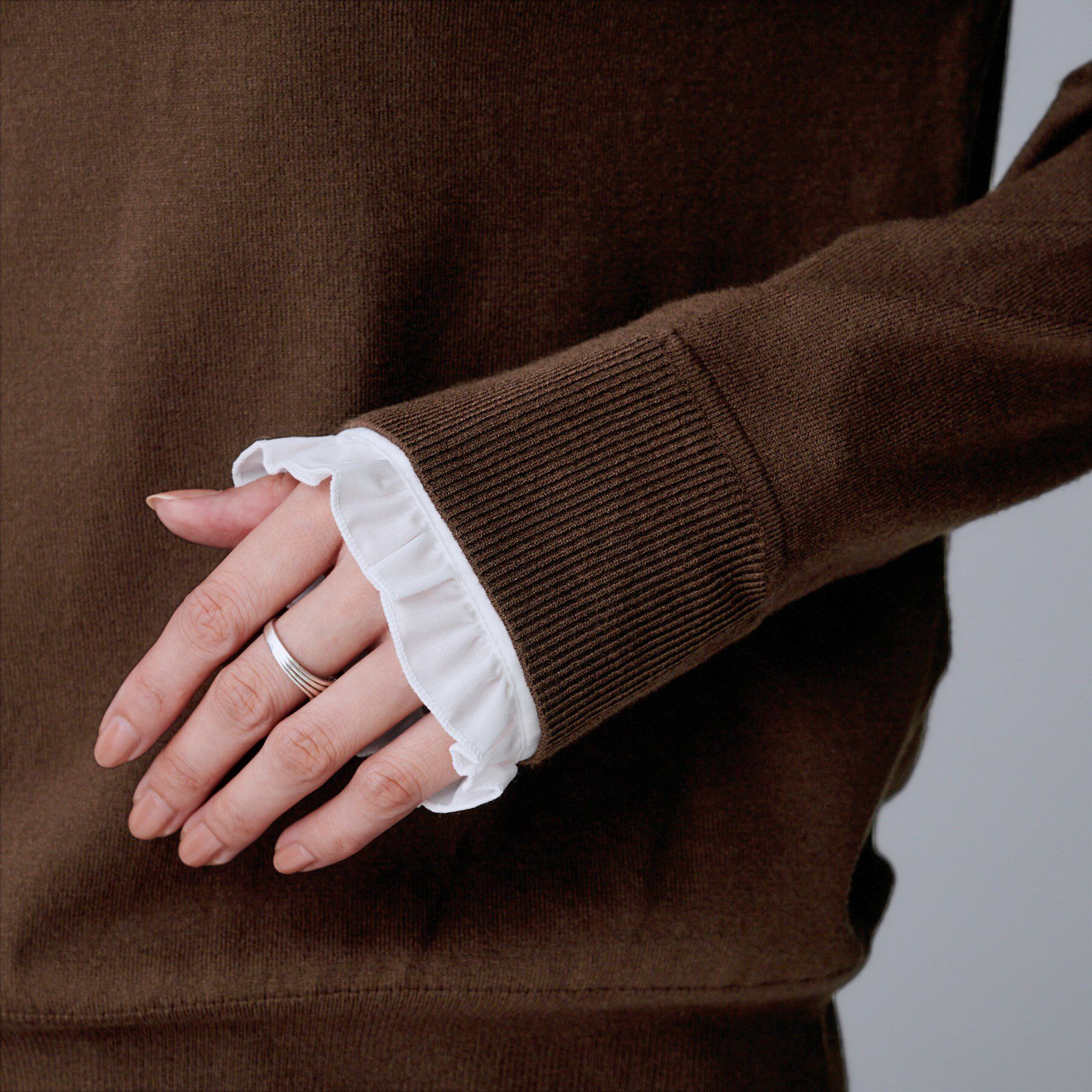 UNTITLED「【フリル取り外し可/きれいめエレガント】フリルシャツレイヤード風ニット」|ニット・セーター|