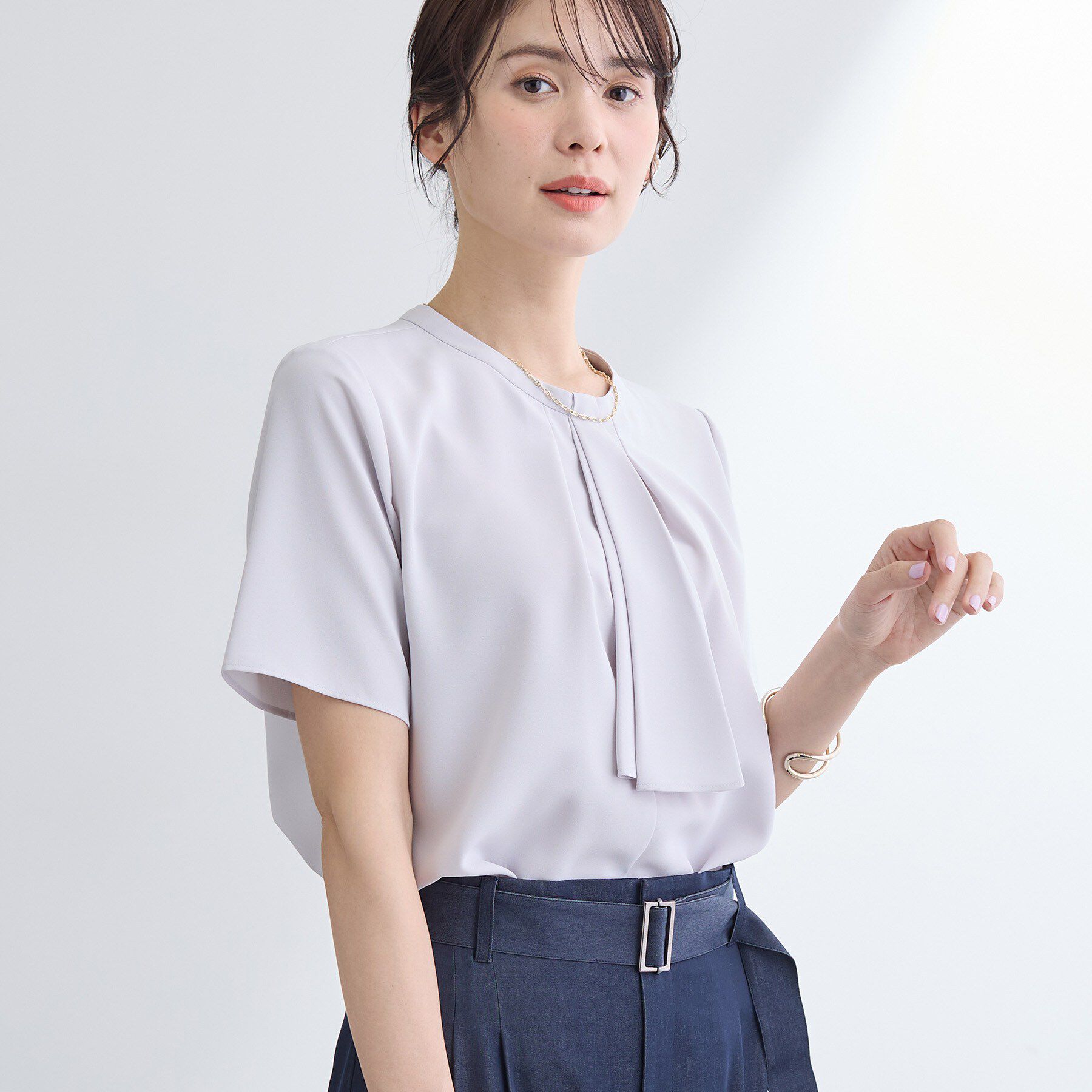 INDIVI「【洗える／UVケア】ストライプ柄＆無地 ボウタイ風 半袖ブラウス」|シャツ・ブラウス|ライトグレー(611