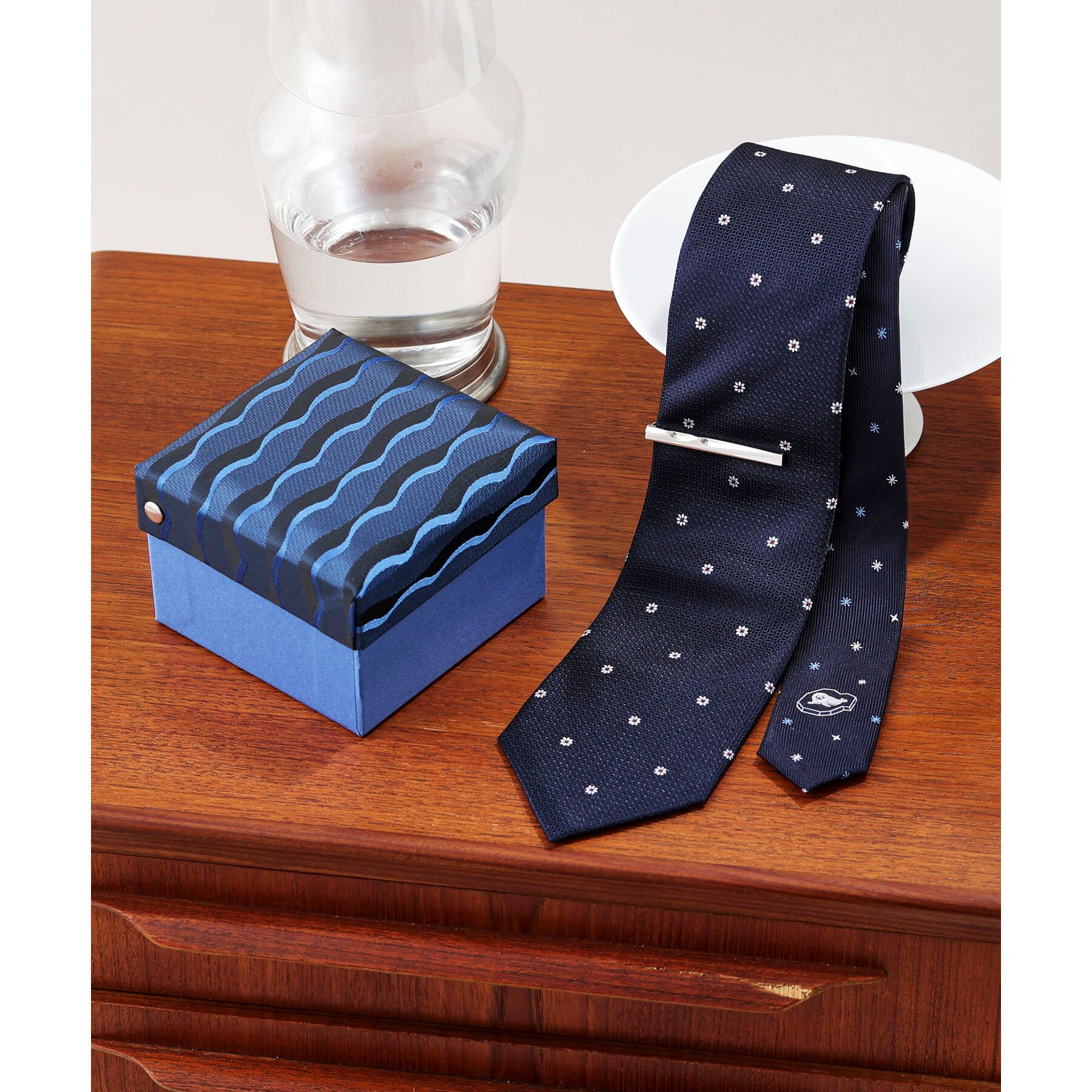 TAKEO KIKUCHI「【BOXセット】Sea Creatures ネクタイ＆タイバー」|ネクタイ・蝶ネクタイ|ネイビー小紋・アザラ