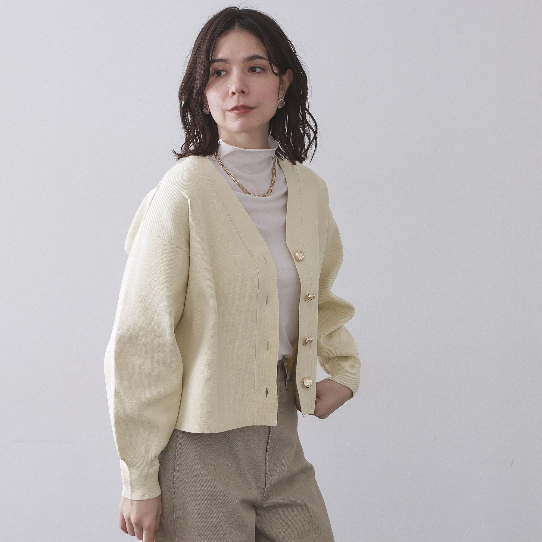 OPAQUE.CLIP「ゴールドビックボタンVネックニットカーディガン【洗濯機OK】」|カーディガン|